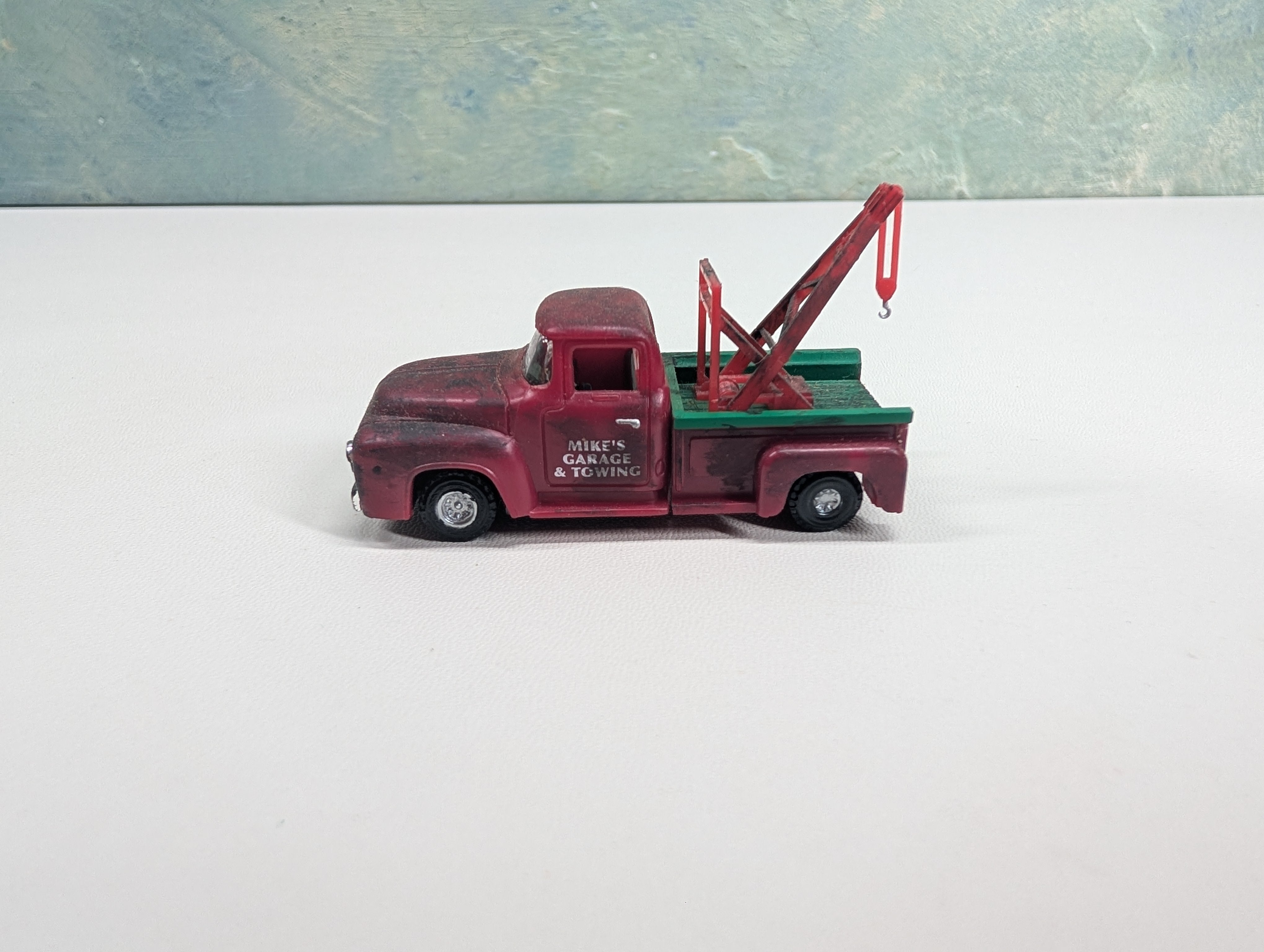 USED HO Scale Mike's Garage & Towing Truck, Weathered