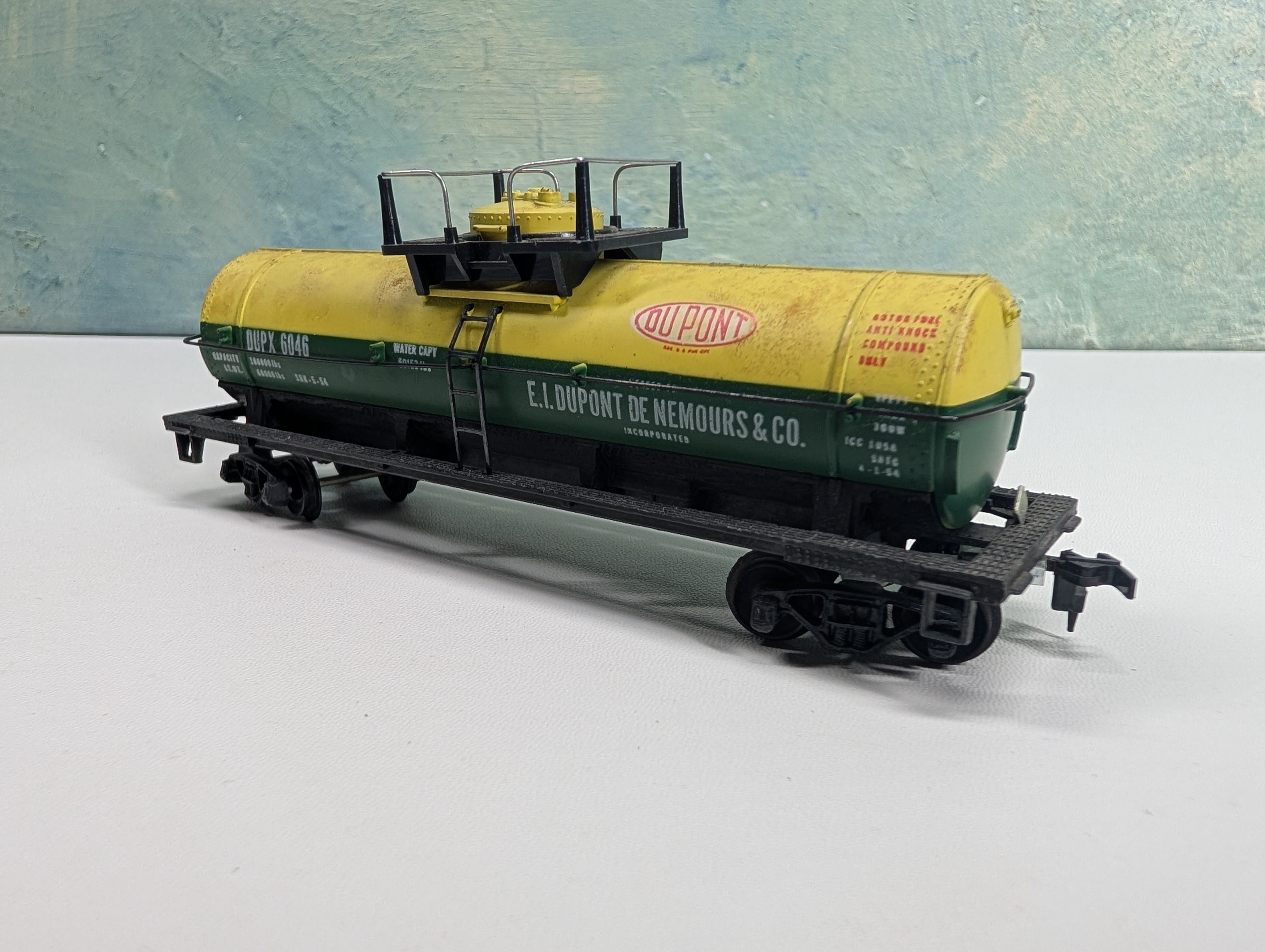 USED Mantua HO Scale Single Dome Chemical Tank Car Du Pont DUPX #6046