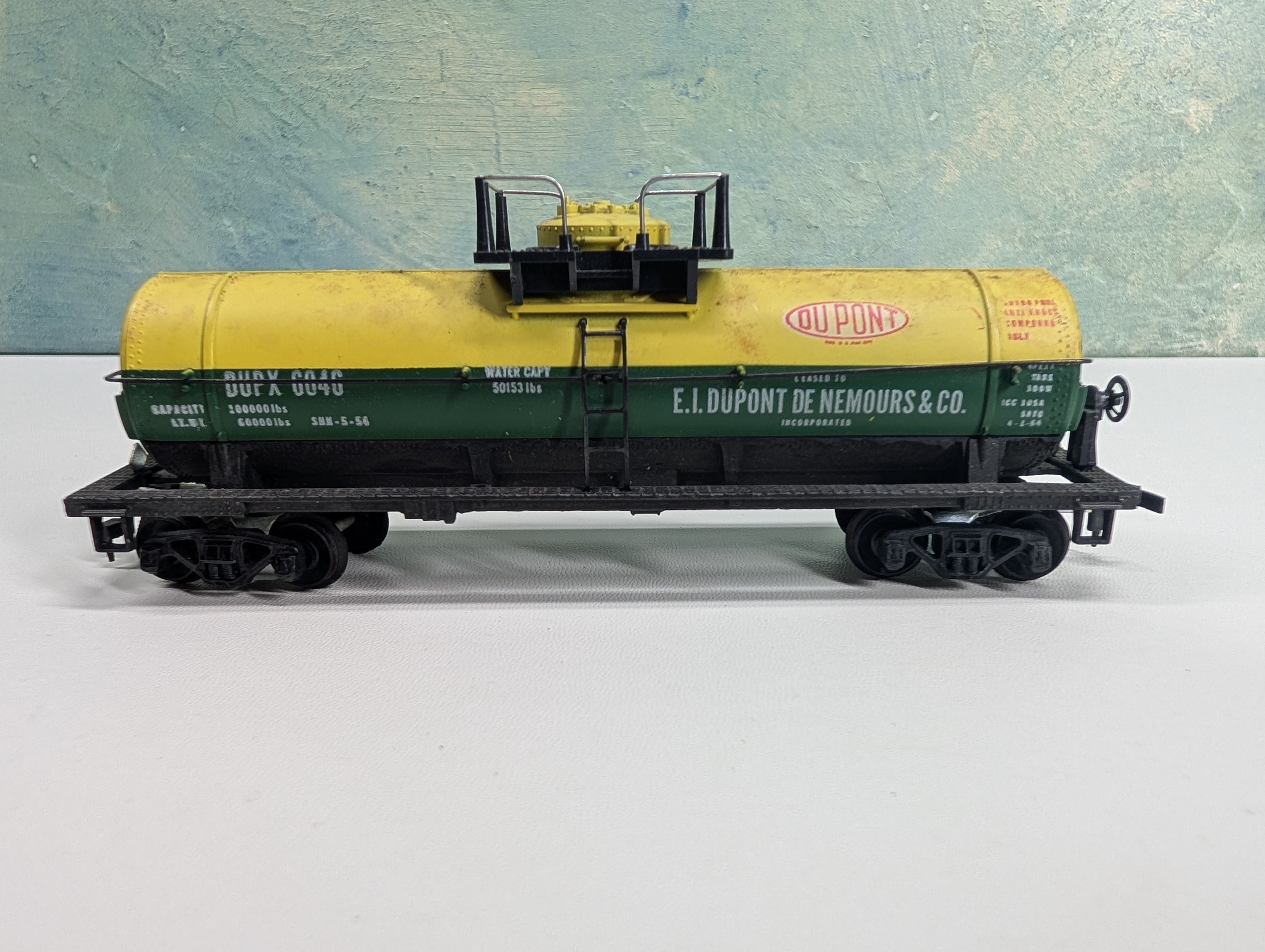 USED Mantua HO Scale Single Dome Chemical Tank Car Du Pont DUPX #6046