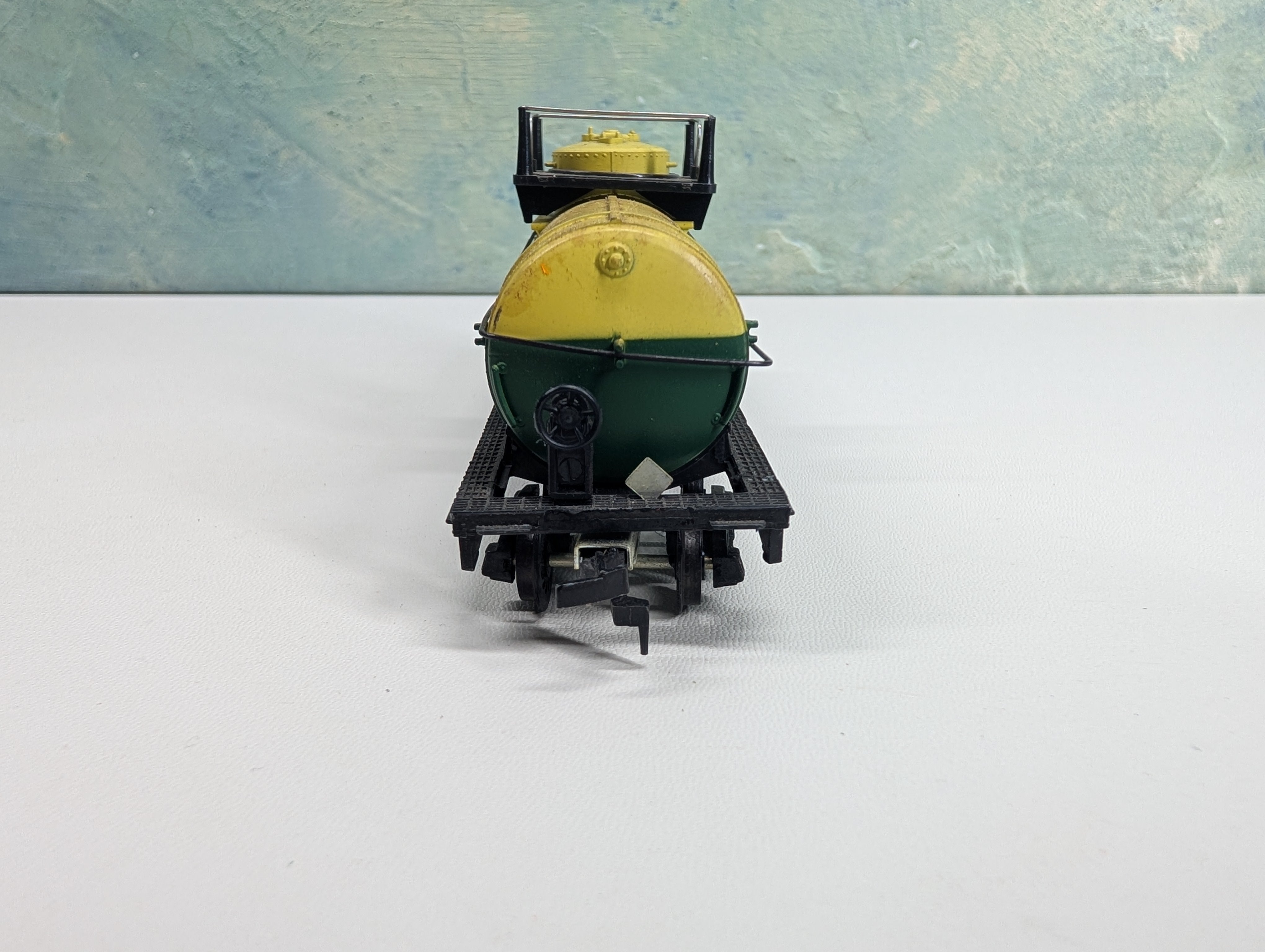 USED Mantua HO Scale Single Dome Chemical Tank Car Du Pont DUPX #6046