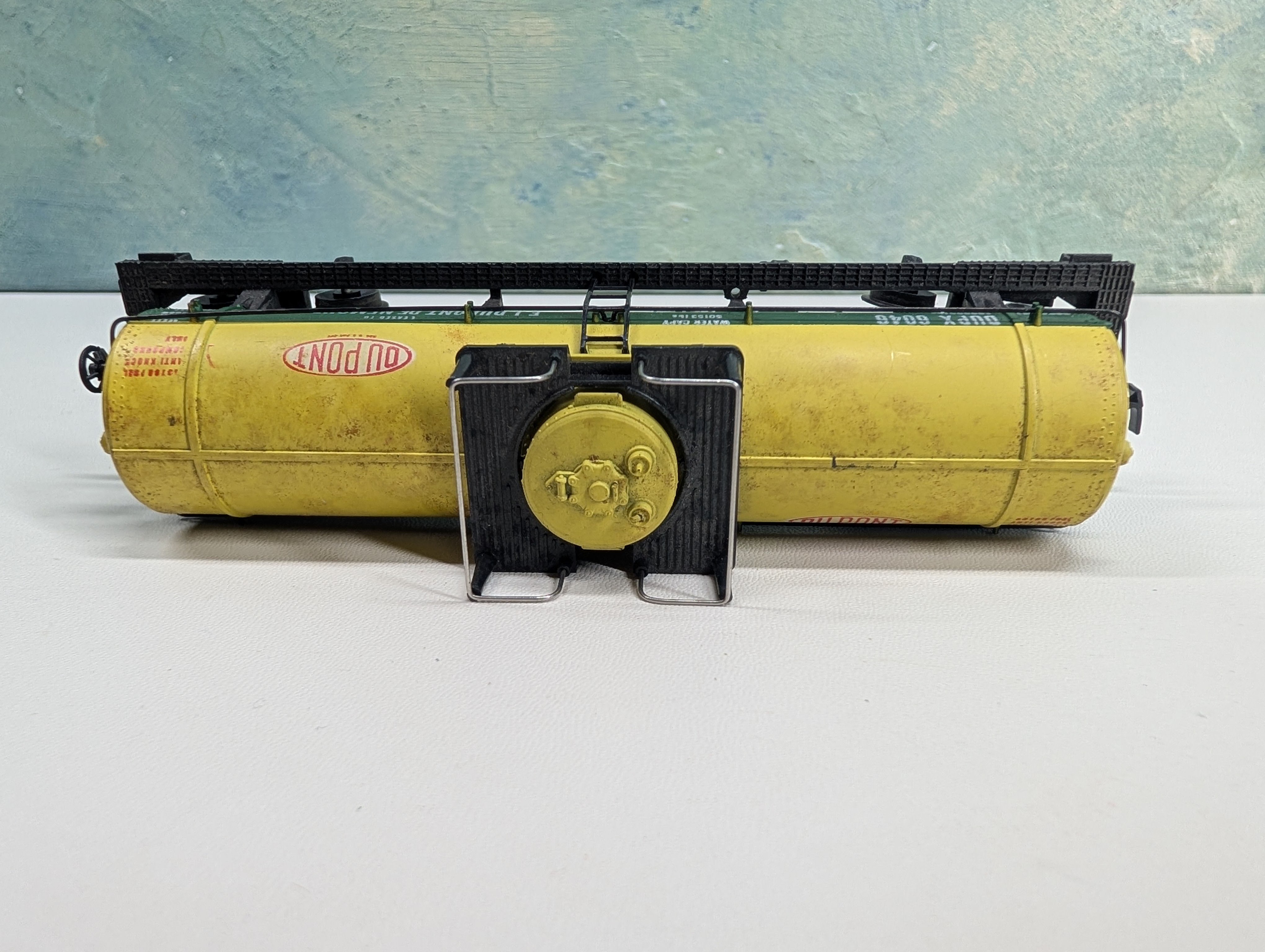 USED Mantua HO Scale Single Dome Chemical Tank Car Du Pont DUPX #6046