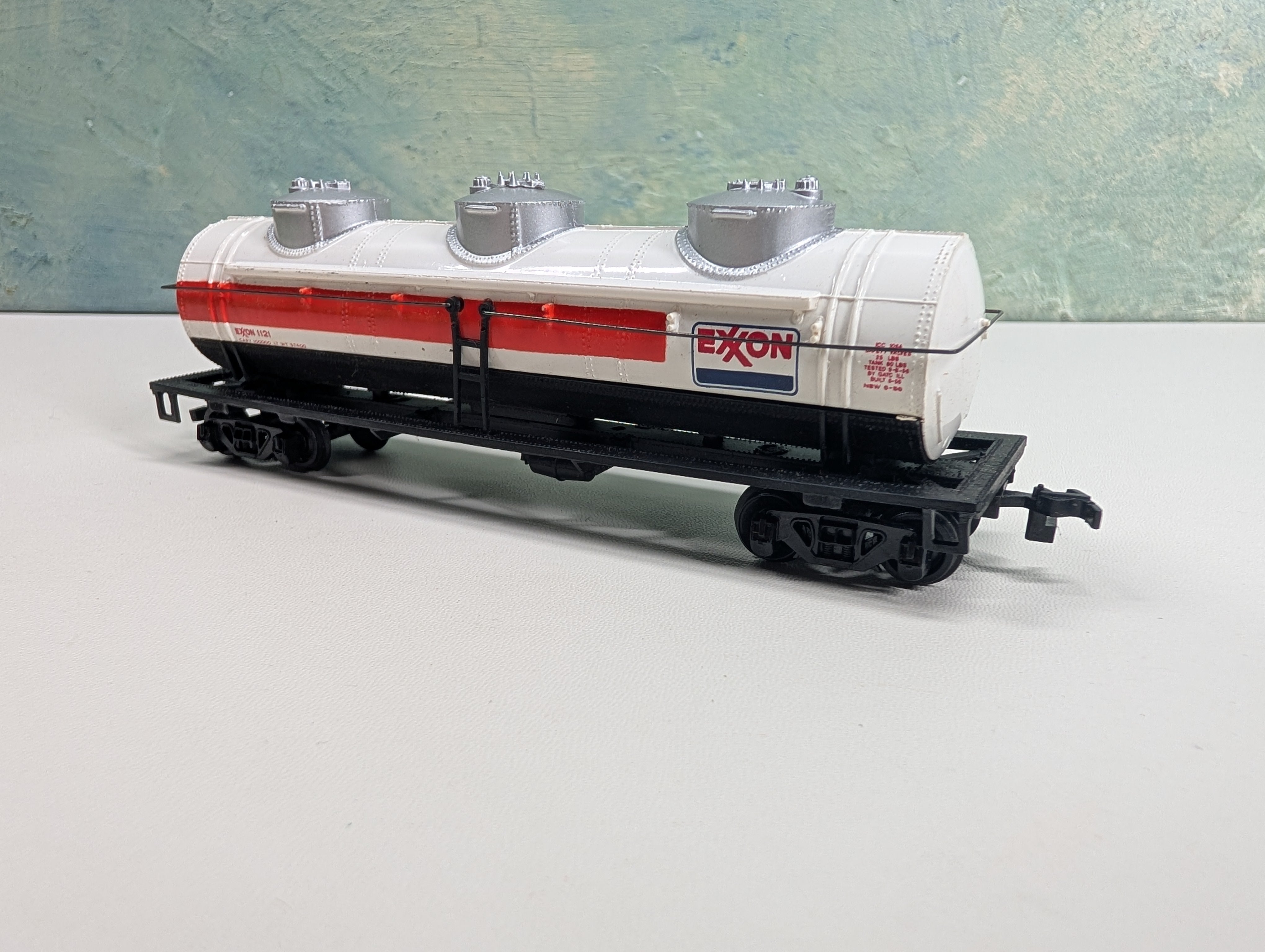 USED Bachmann HO Scale Triple Dome Tank Car Exxon #1121