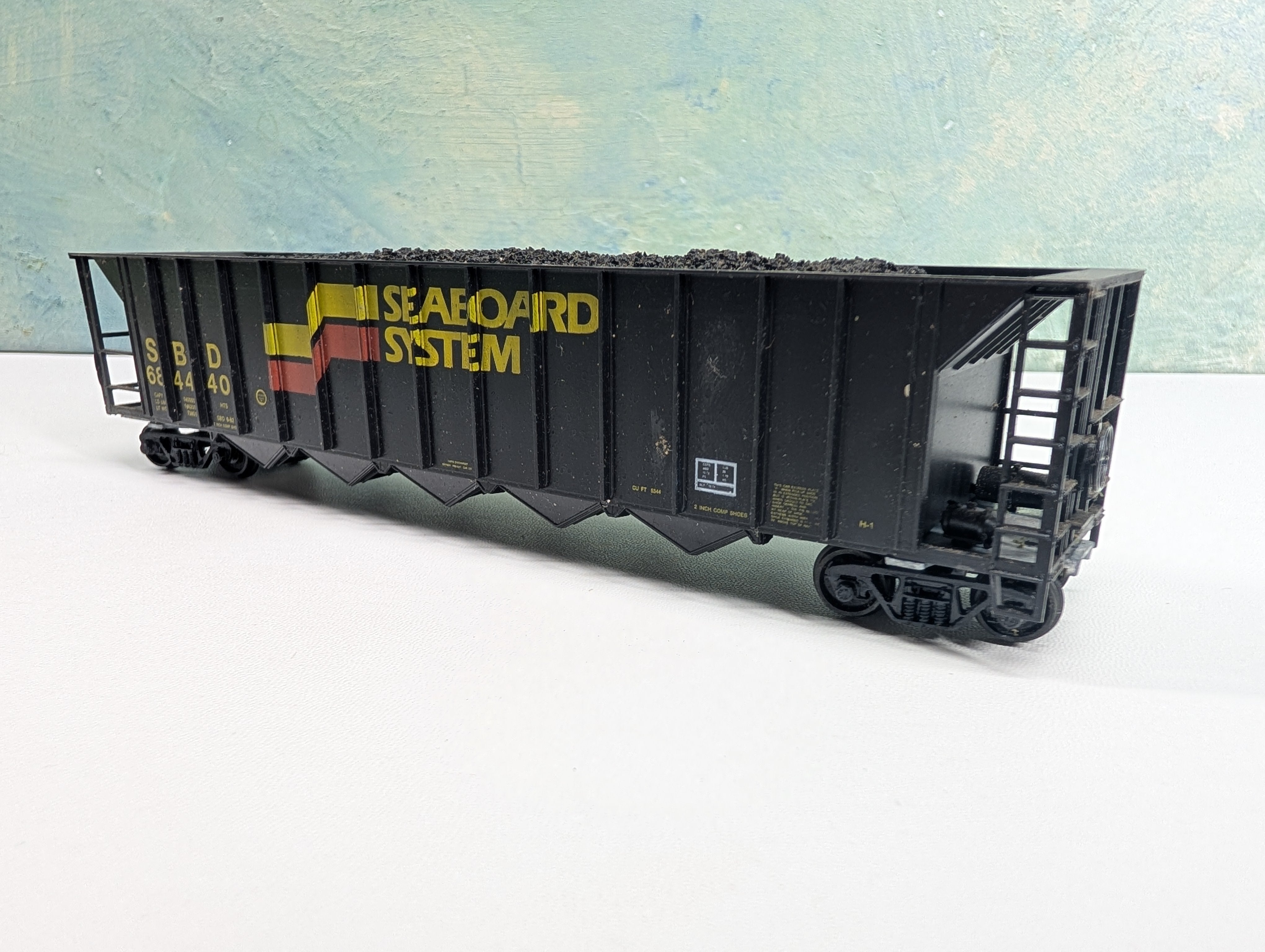 USED Roundhouse HO Scale 5 Bay Rapid Discharge Hopper w/ Coal Load Seaboard System SBD #684440