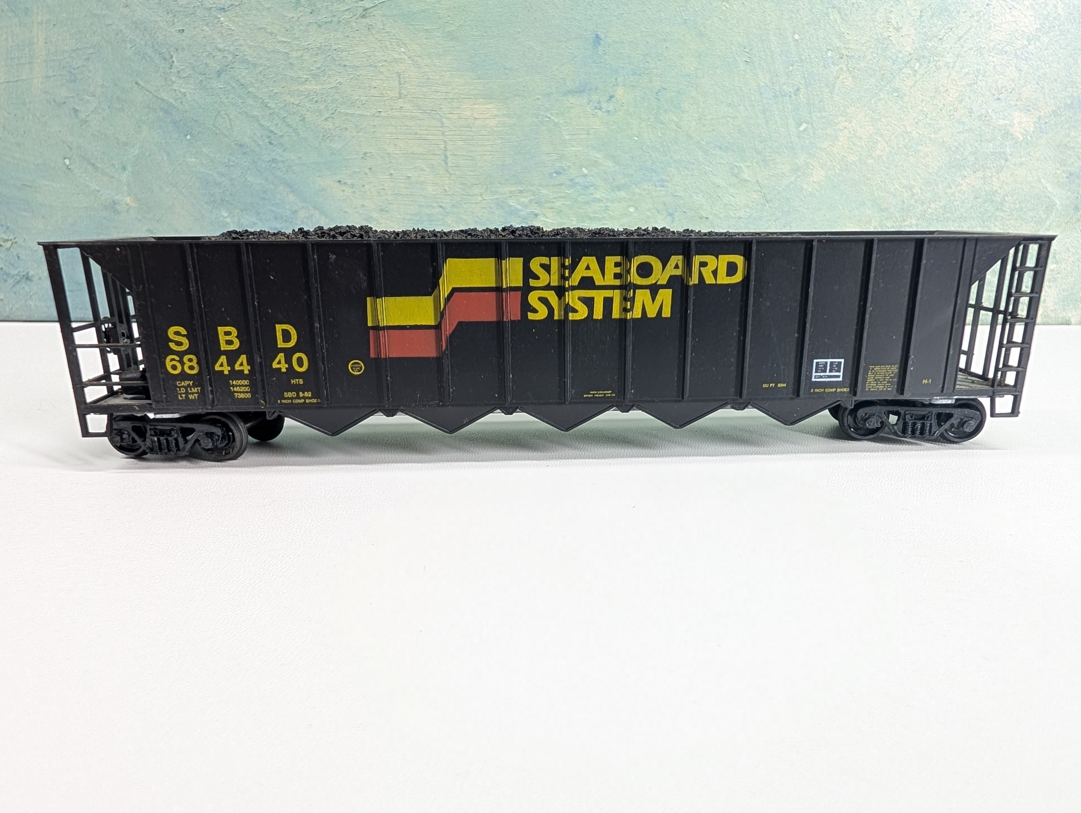USED Roundhouse HO Scale 5 Bay Rapid Discharge Hopper w/ Coal Load Seaboard System SBD #684440