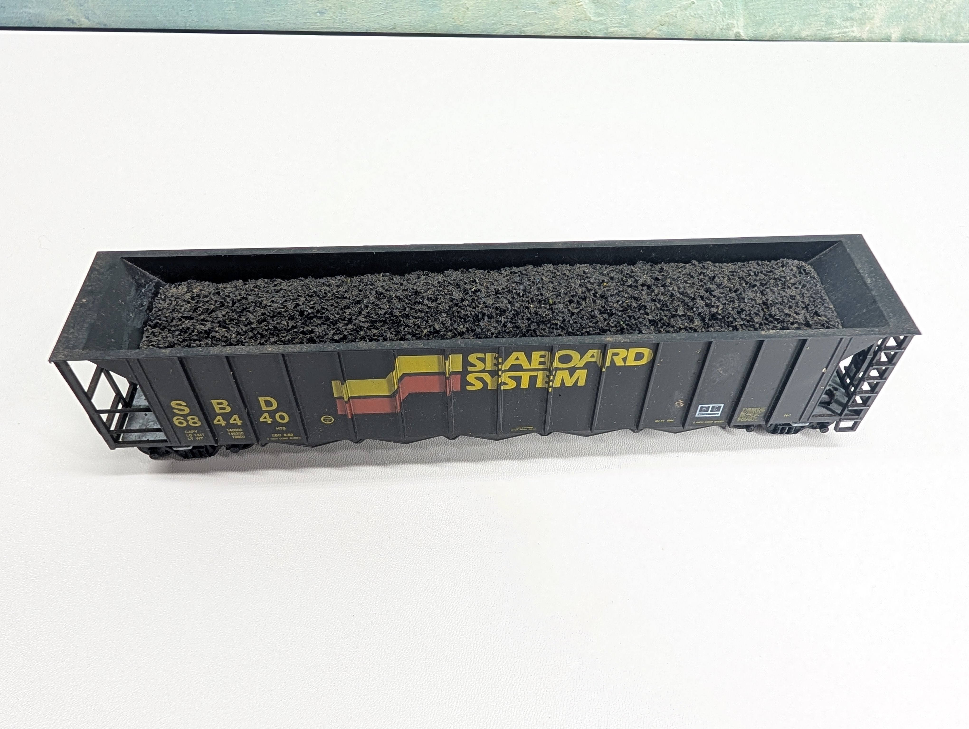 USED Roundhouse HO Scale 5 Bay Rapid Discharge Hopper w/ Coal Load Seaboard System SBD #684440
