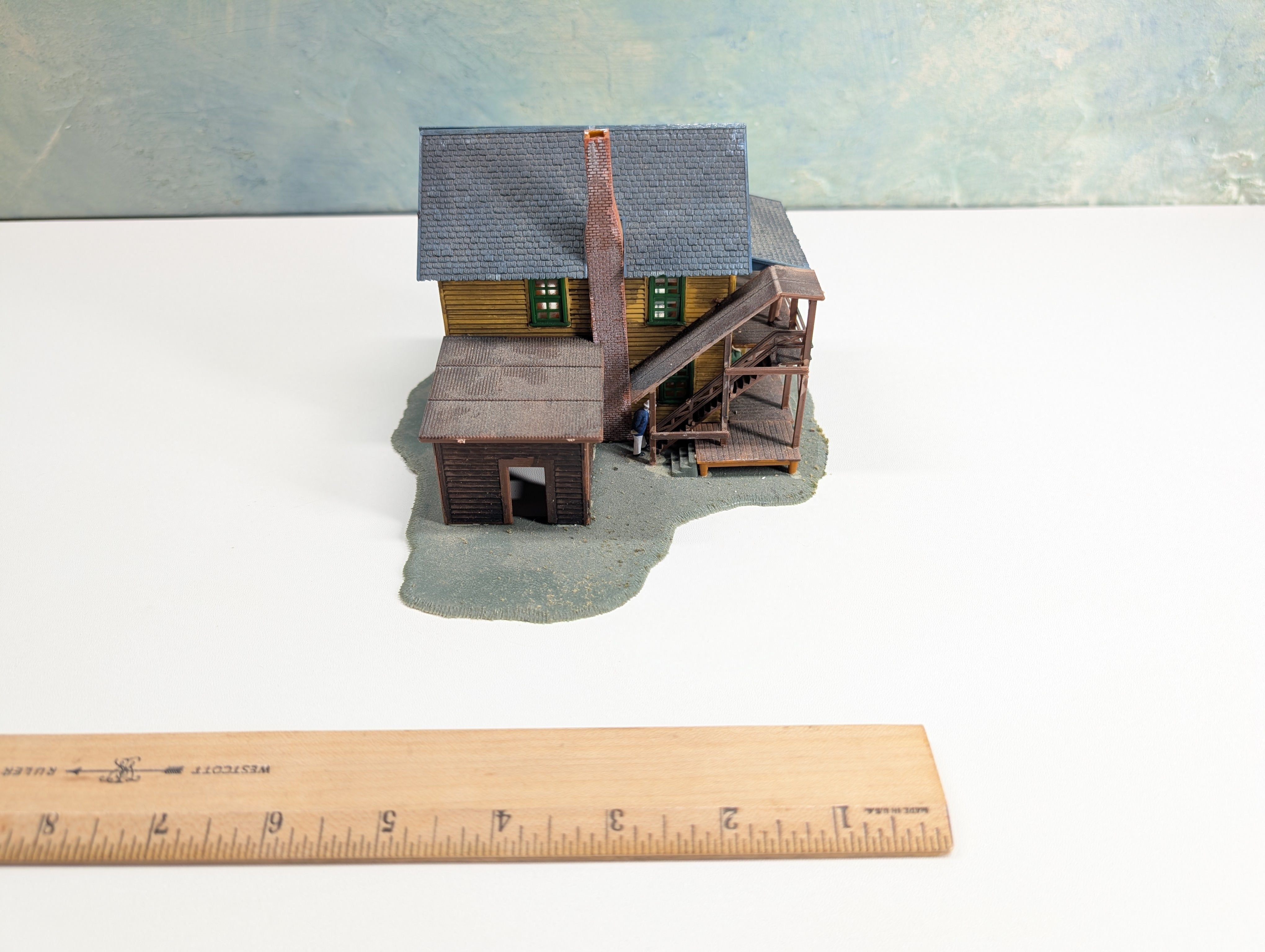 USED HO Scale Old Time 3 Story Yellow House