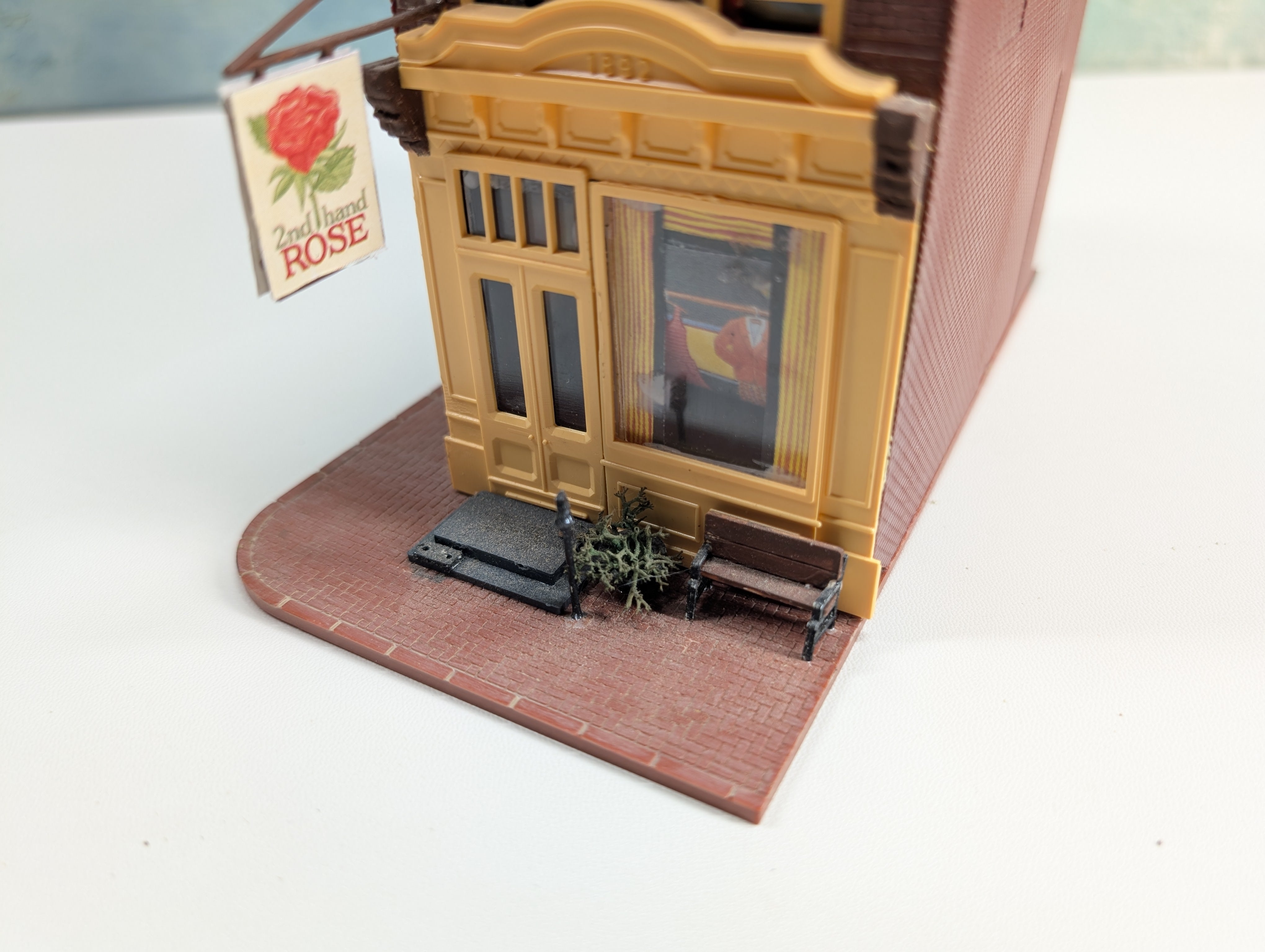 USED HO Scale Brick Storefront w/ Added Details, 2nd Hand Rose
