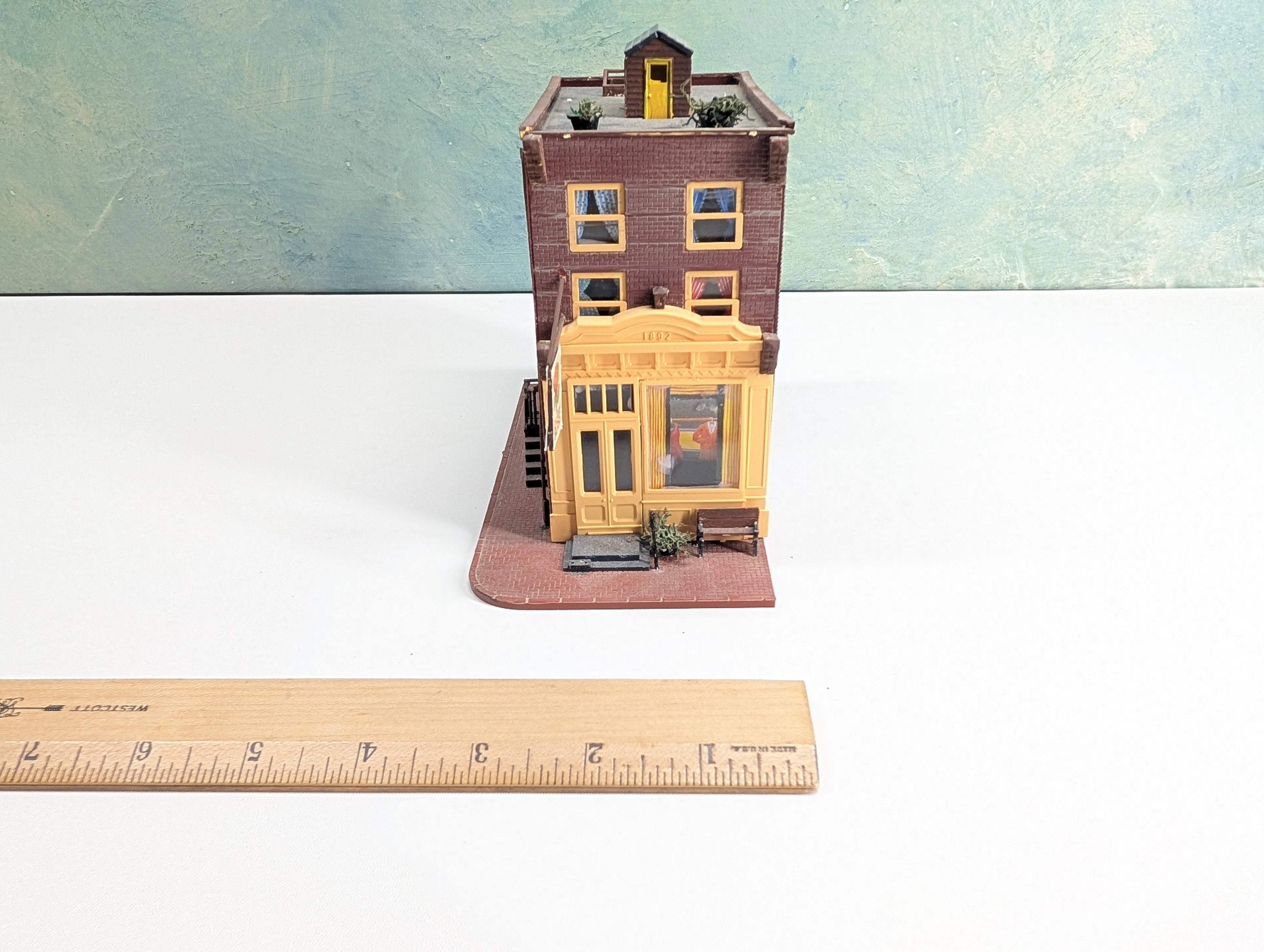 USED HO Scale Brick Storefront w/ Added Details, 2nd Hand Rose