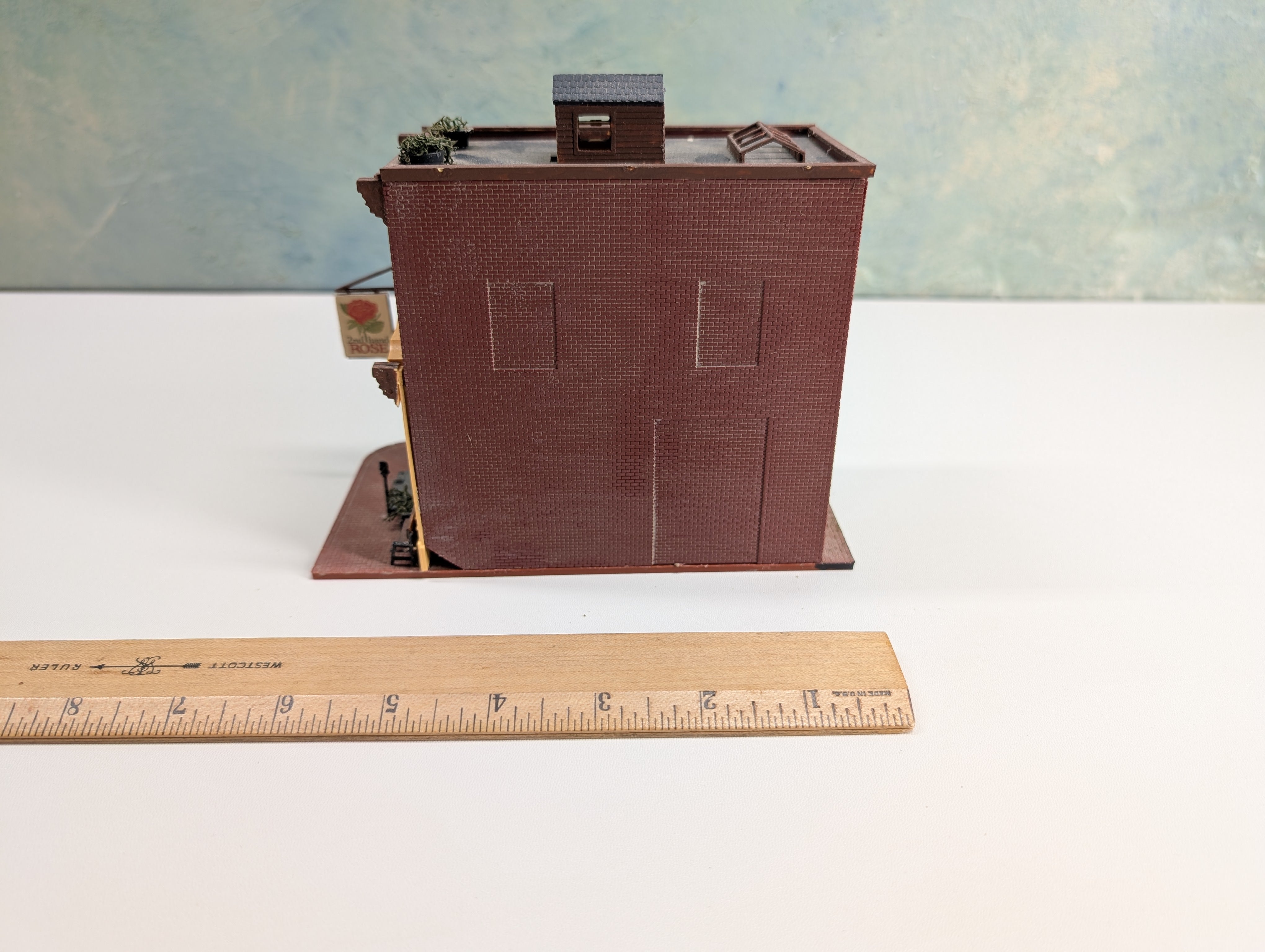 USED HO Scale Brick Storefront w/ Added Details, 2nd Hand Rose