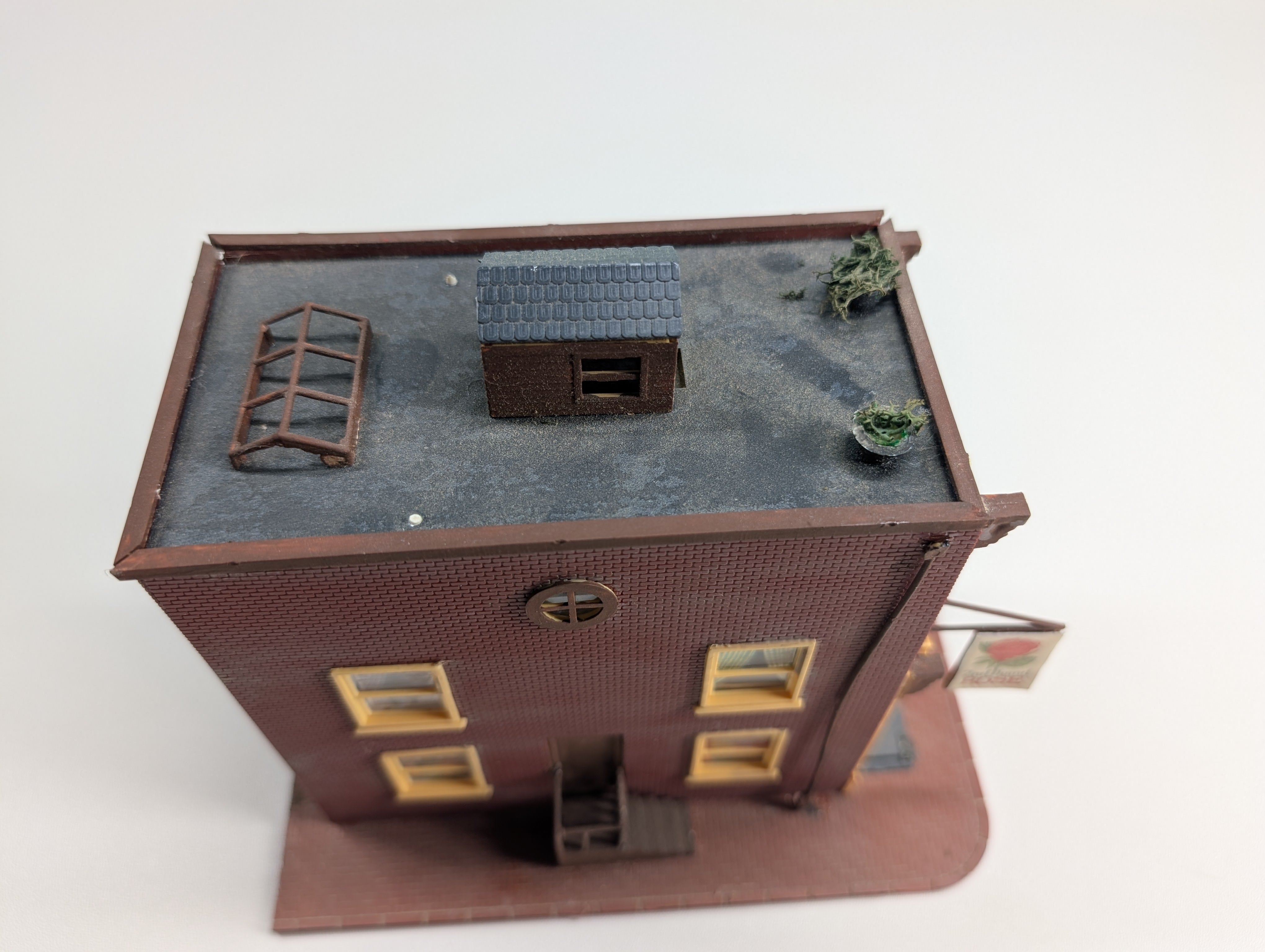 USED HO Scale Brick Storefront w/ Added Details, 2nd Hand Rose