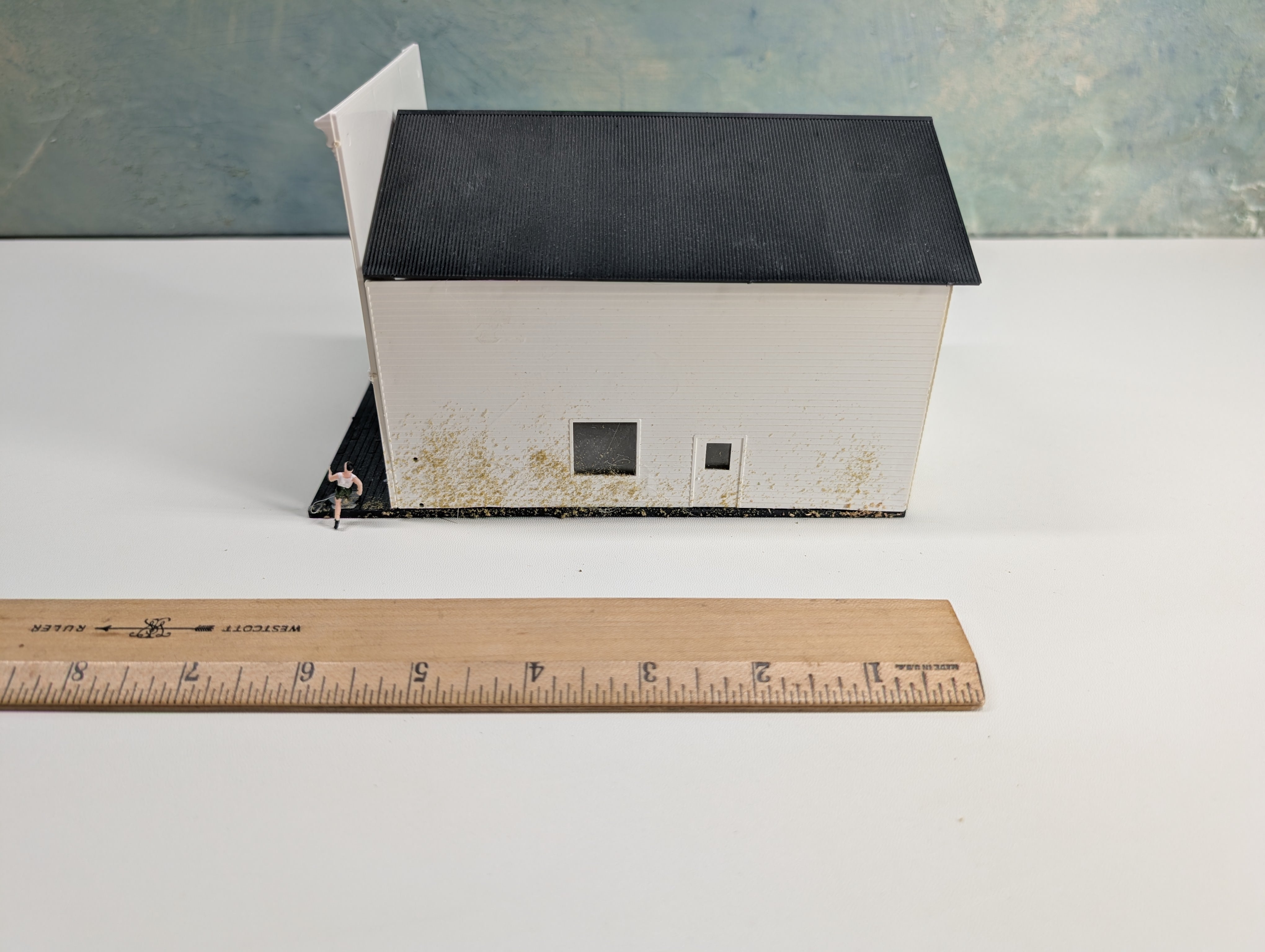 USED HO Scale White Store, Amazing Electronic Products