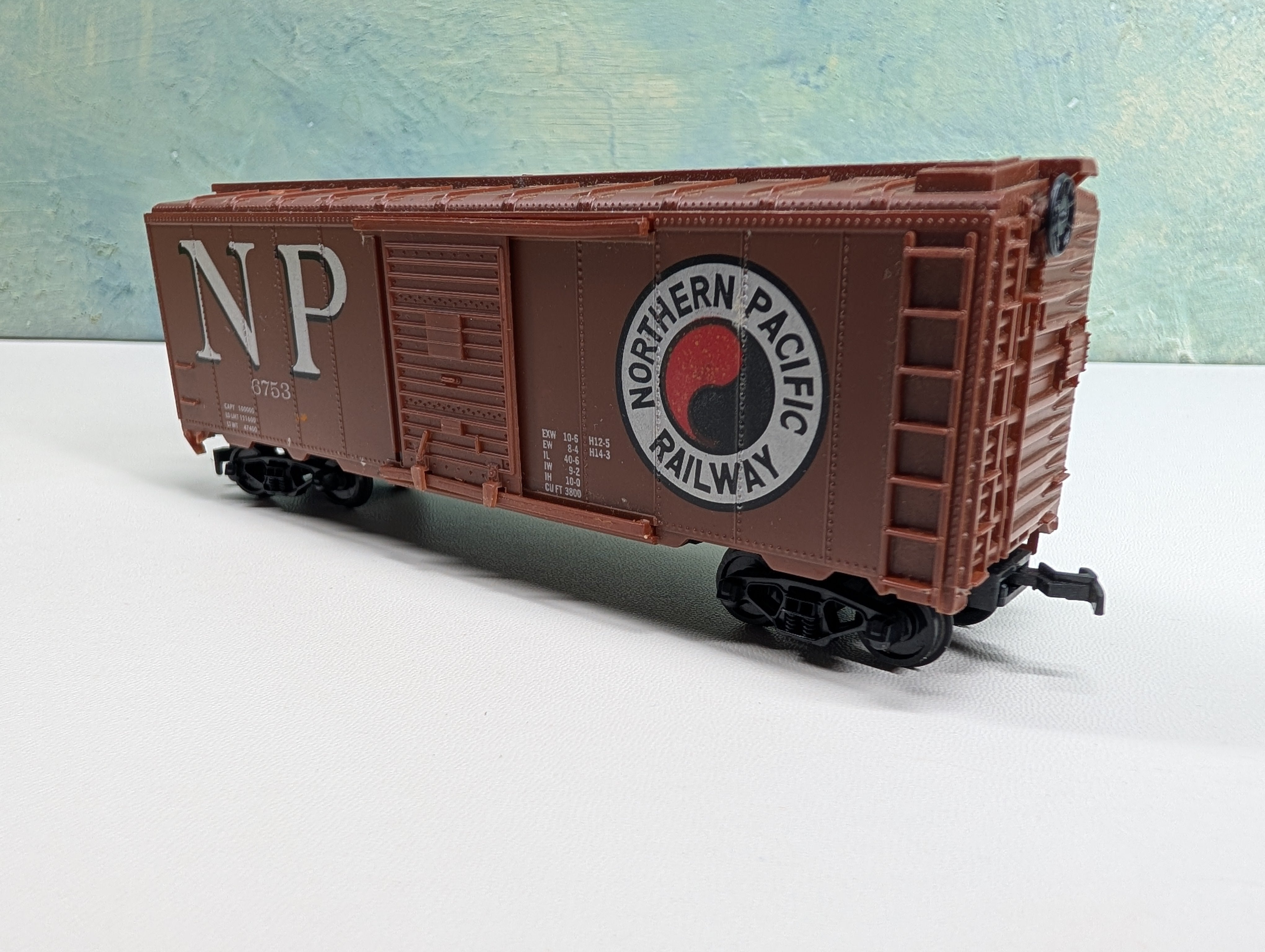 USED Cox HO Scale 40' Box Car Northern Pacific NP #6753