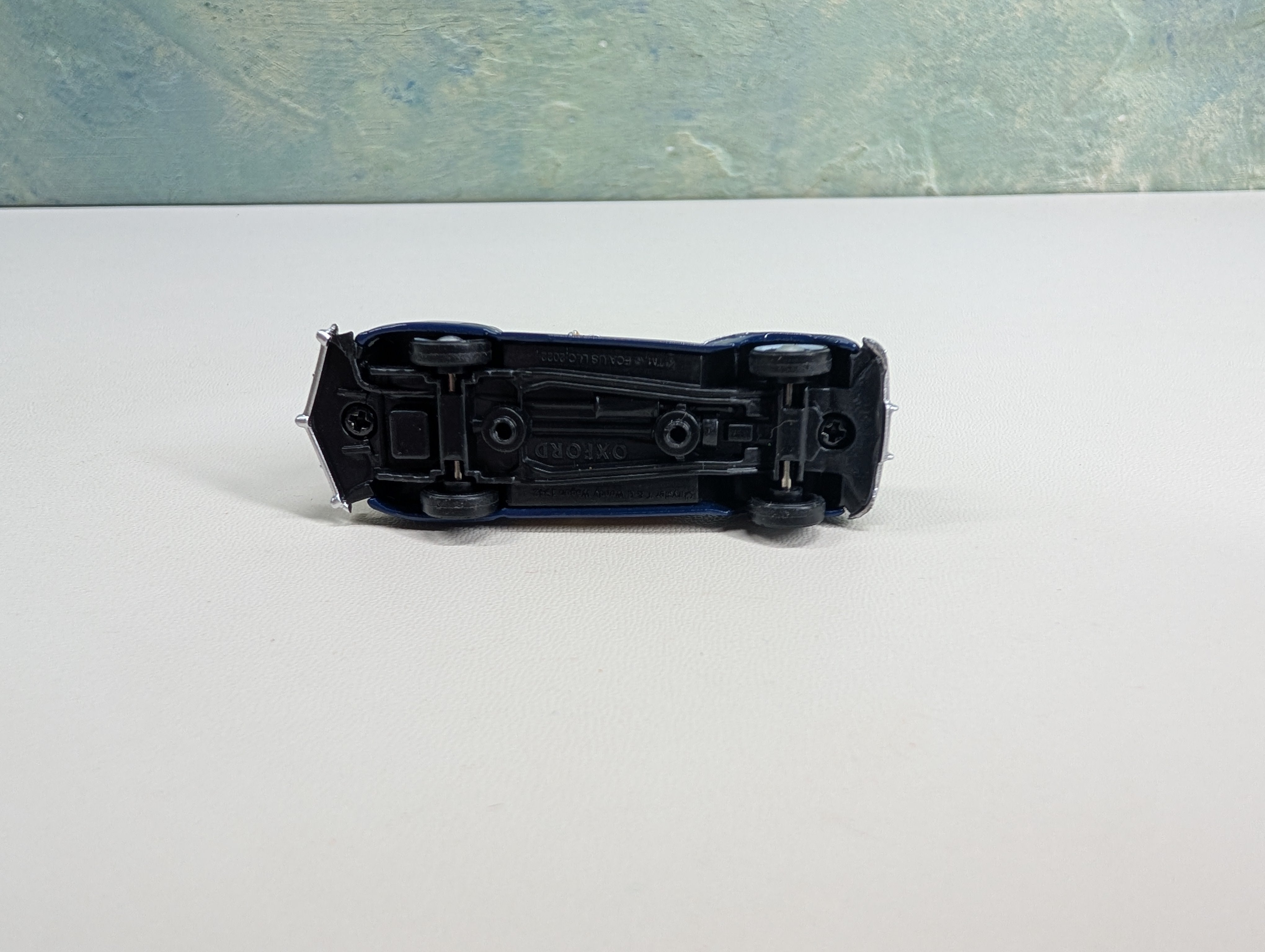 USED Oxford Diecast HO Scale Chrysler T&C Woody Wagon, Blue