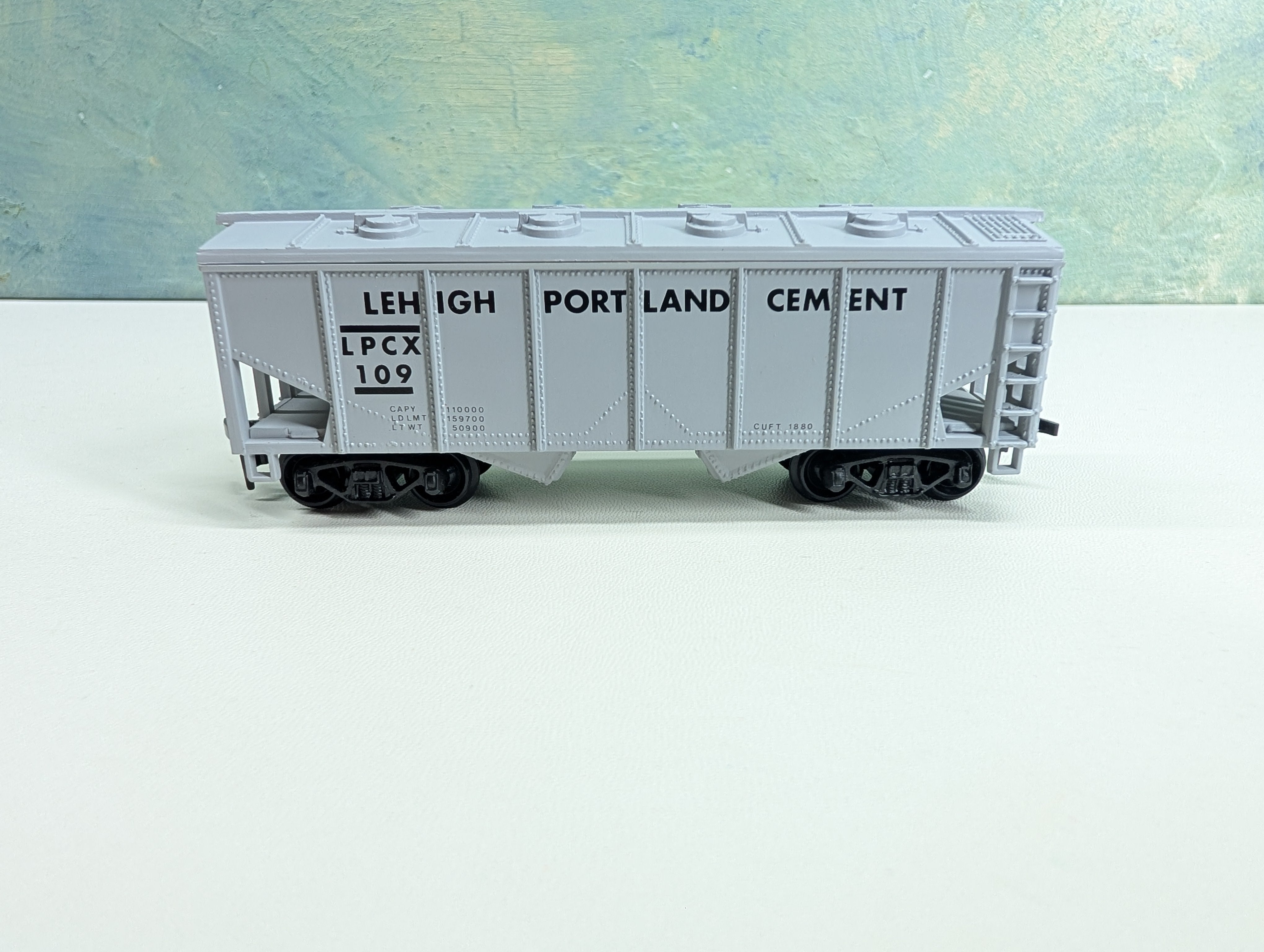 USED Model Power HO Scale 2 Bay Covered Hopper Lehigh Portland Cement LPCX #109