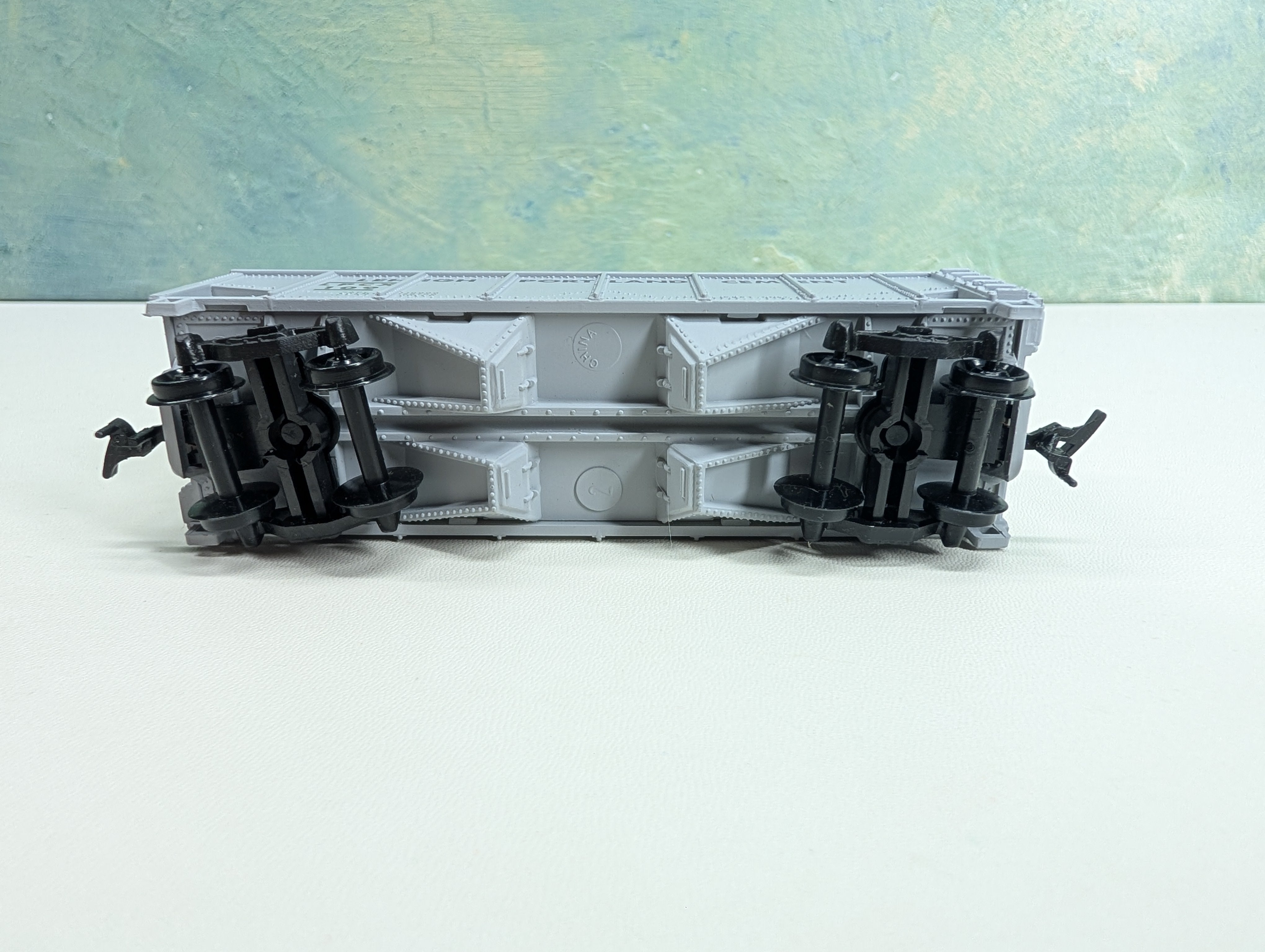 USED Model Power HO Scale 2 Bay Covered Hopper Lehigh Portland Cement LPCX #109