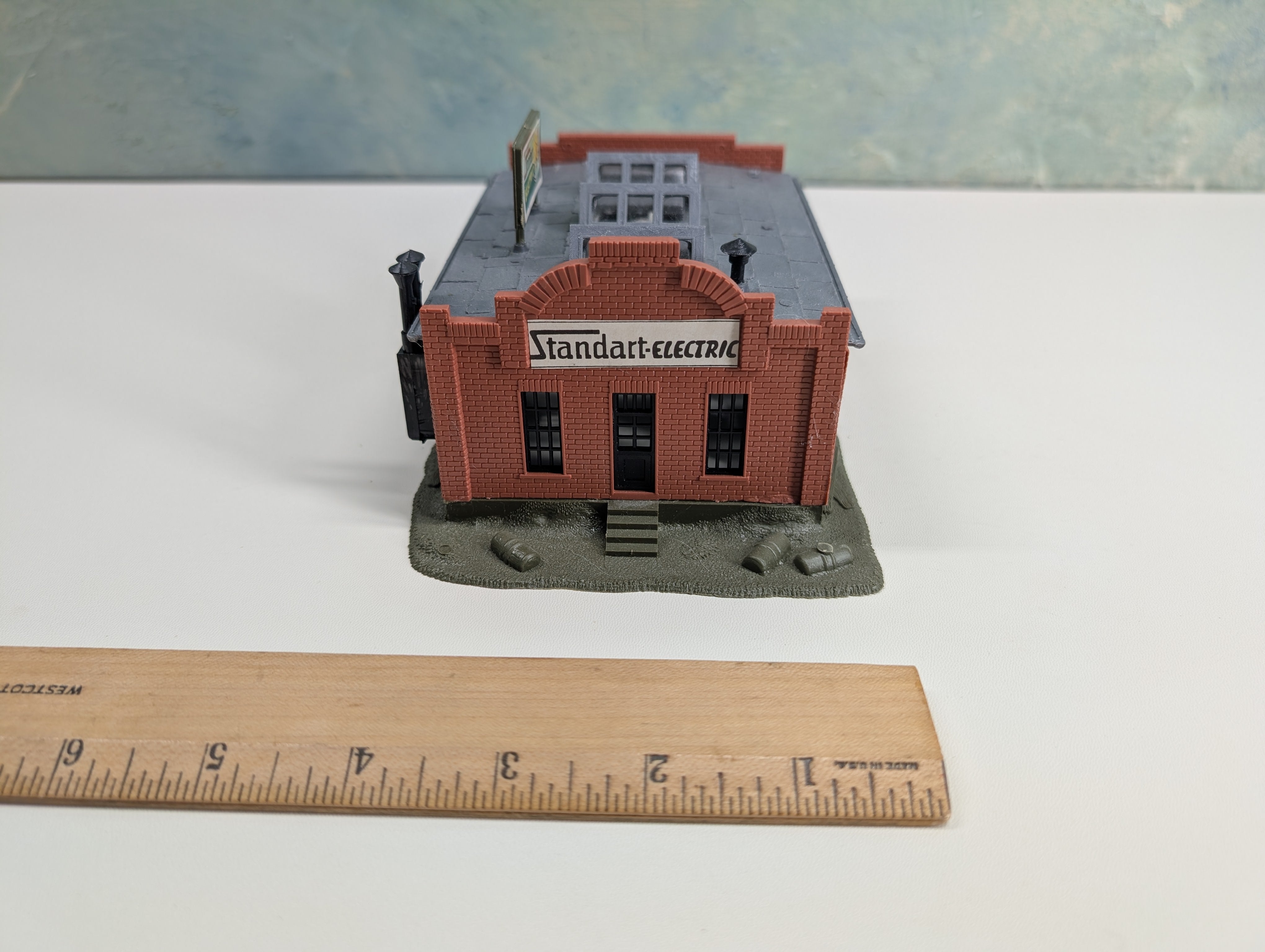 USED Tyco HO Scale Standart Electric, Brick Building