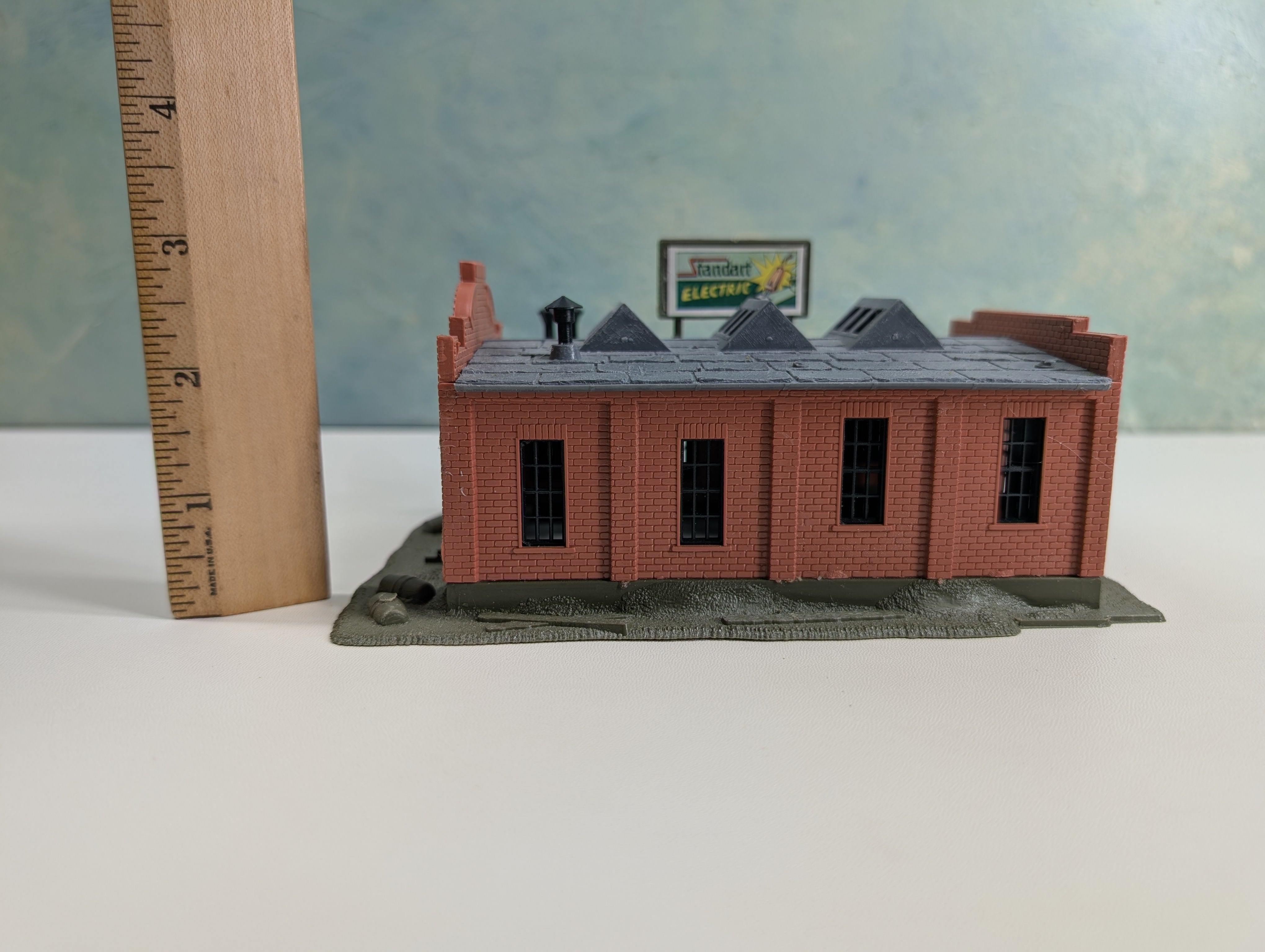 USED Tyco HO Scale Standart Electric, Brick Building