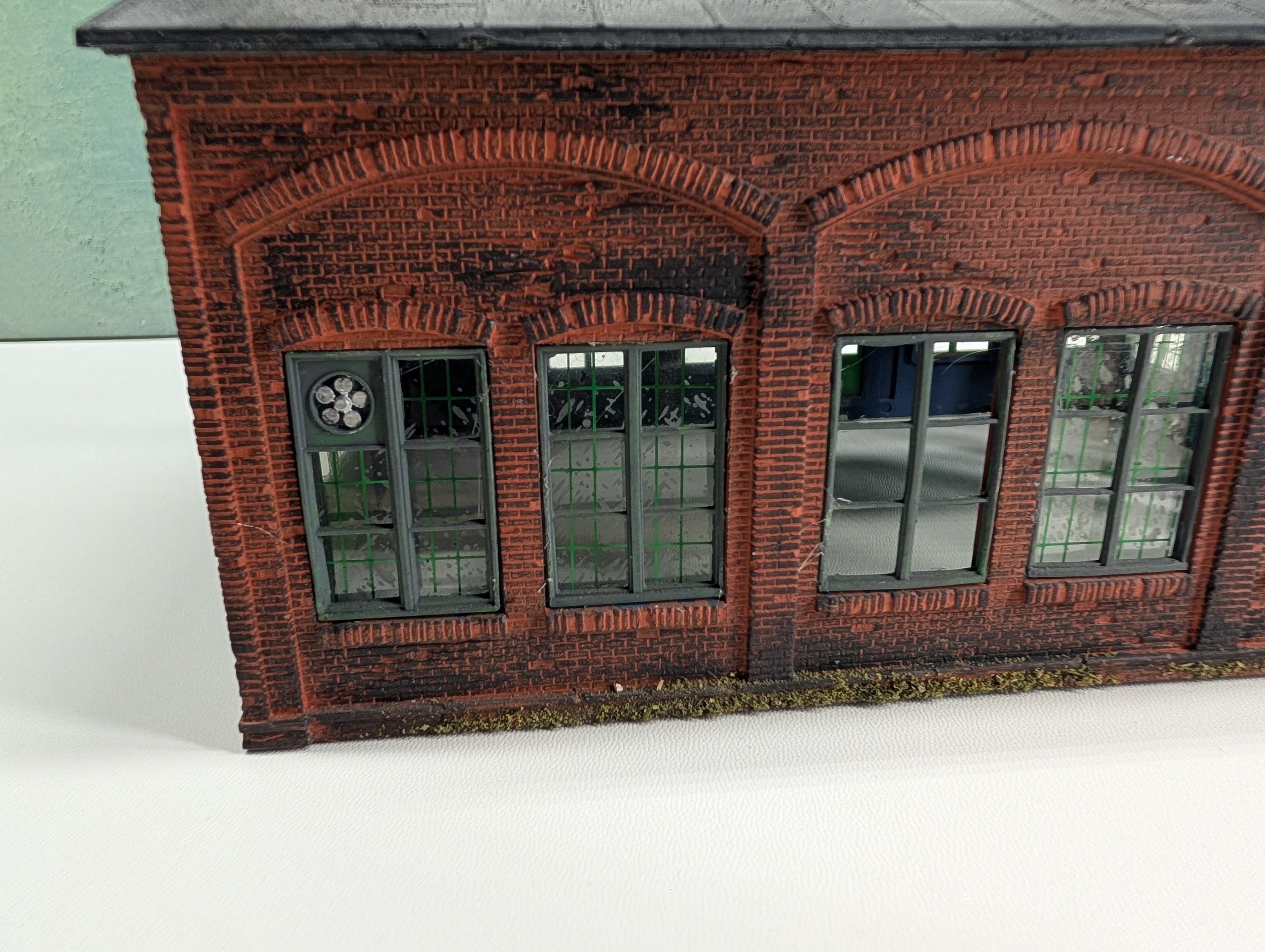USED HO Scale Abdondoned Brick Warehouse Weathered