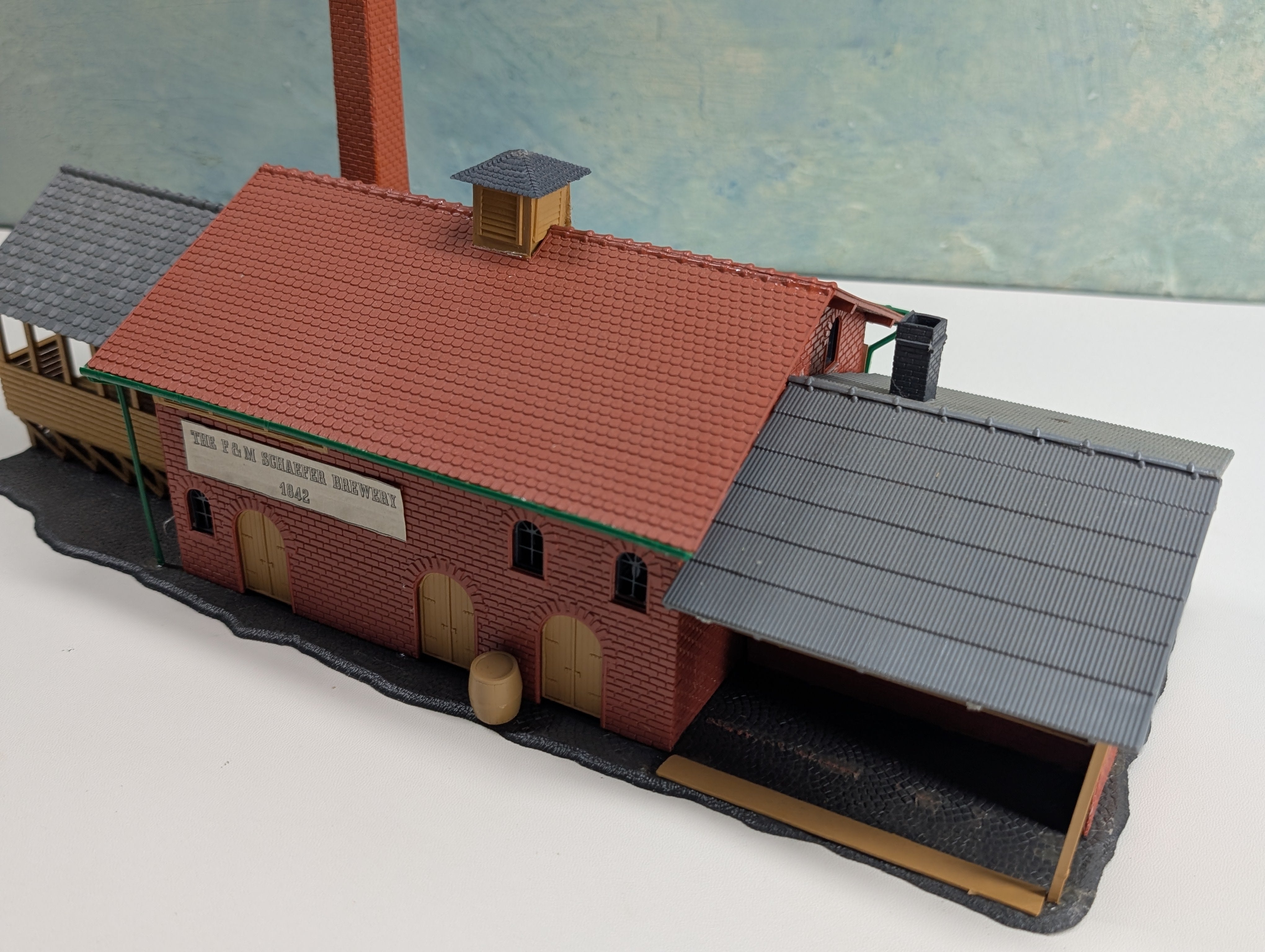 USED Tyco HO Scale F&M Schaefer Brewery 1842