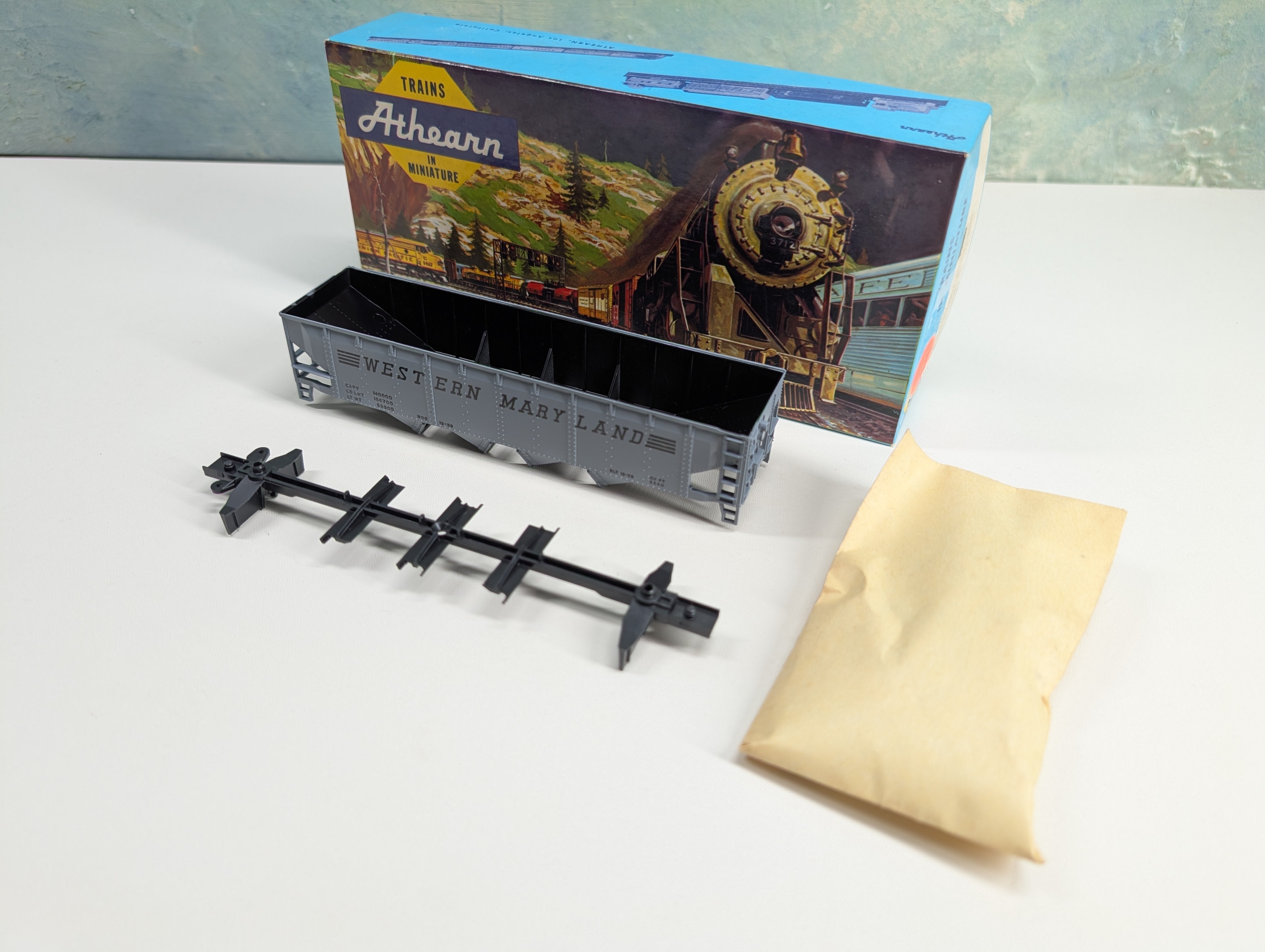 USED Athearn 1727 HO Scale 4 Bay Operating Hopper Western Maryland WM KIT