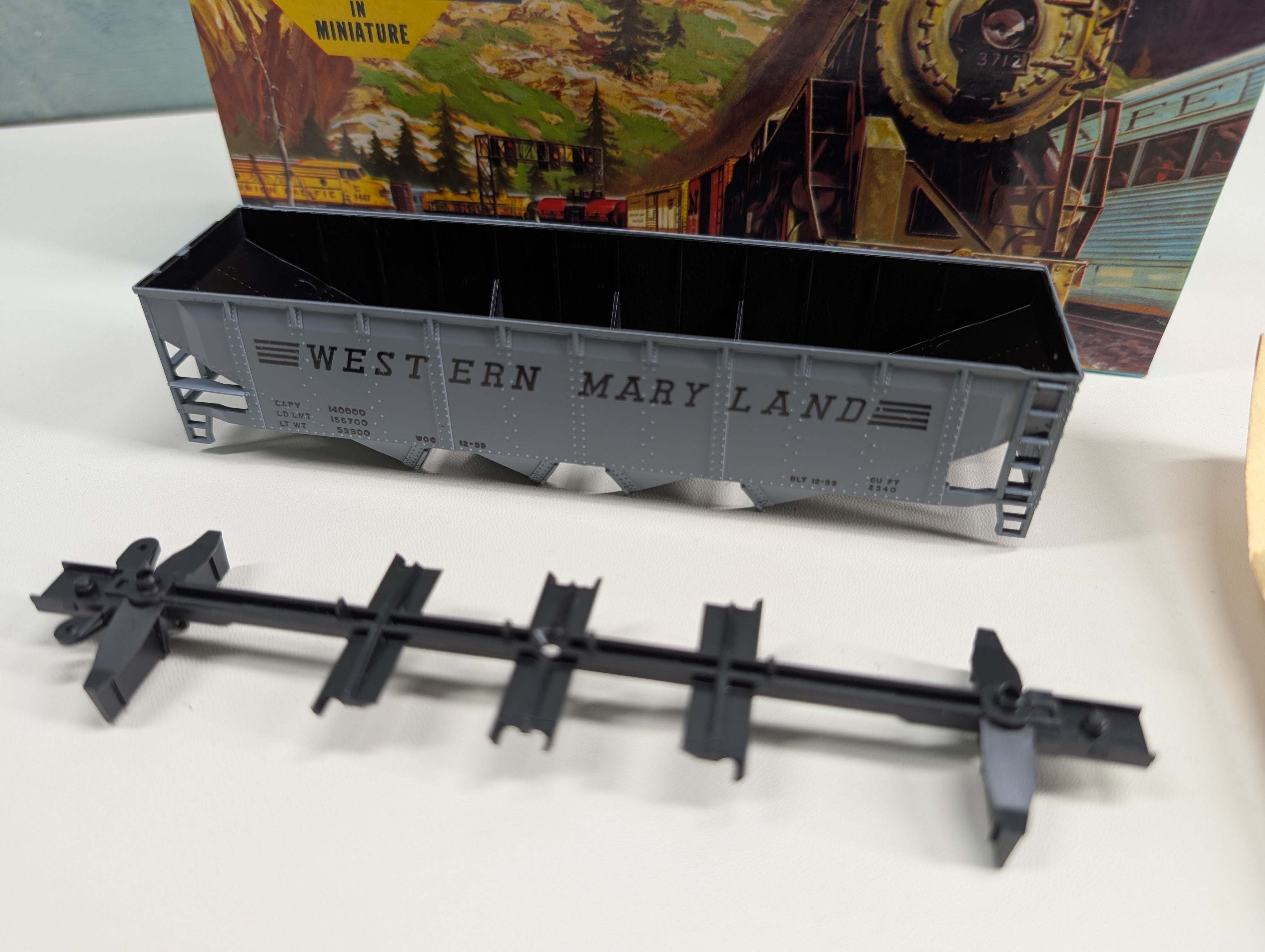 USED Athearn 1727 HO Scale 4 Bay Operating Hopper Western Maryland WM KIT