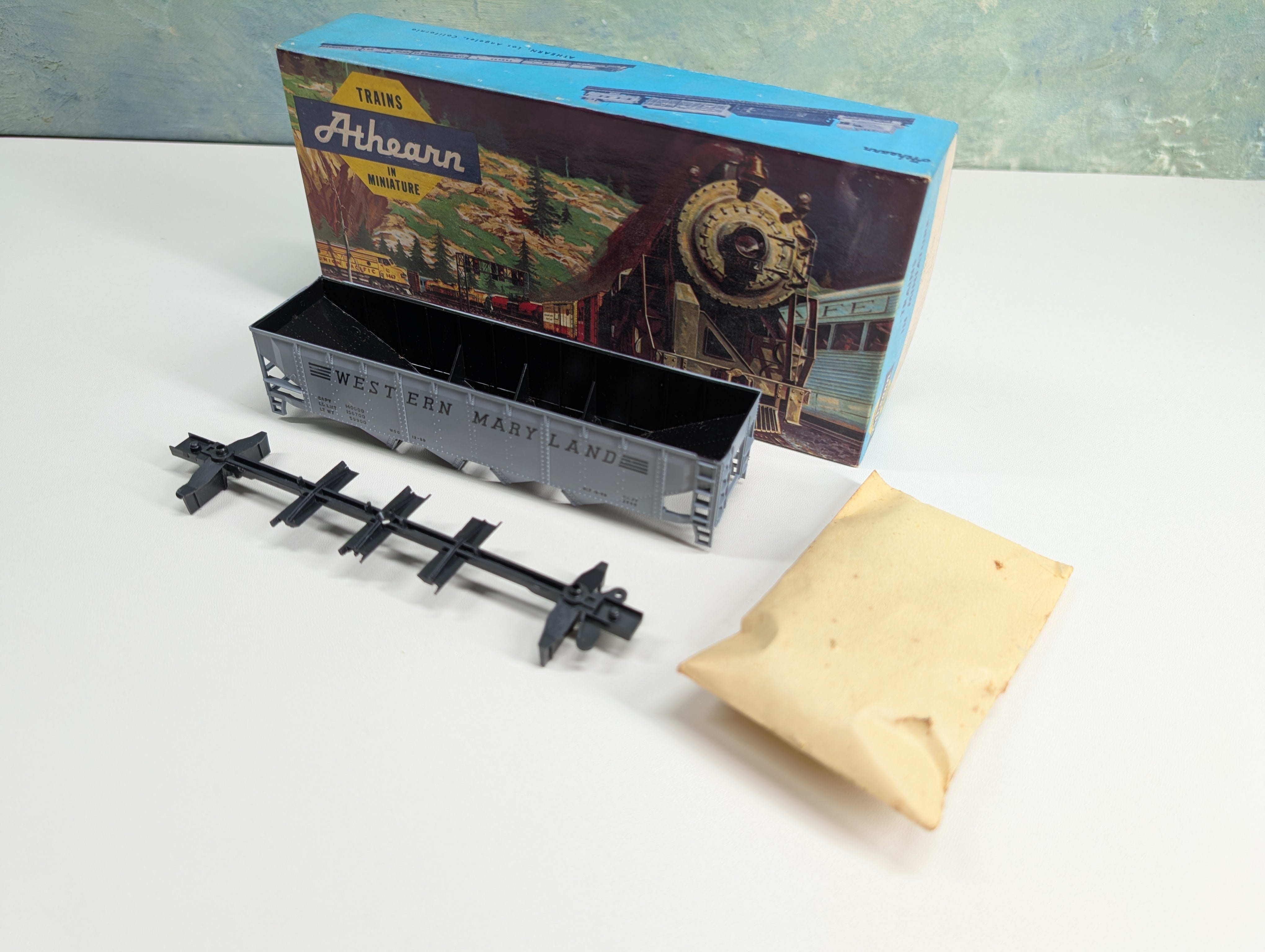 USED Athearn 1727 HO Scale 4 Bay Operating Hopper Western Maryland WM KIT