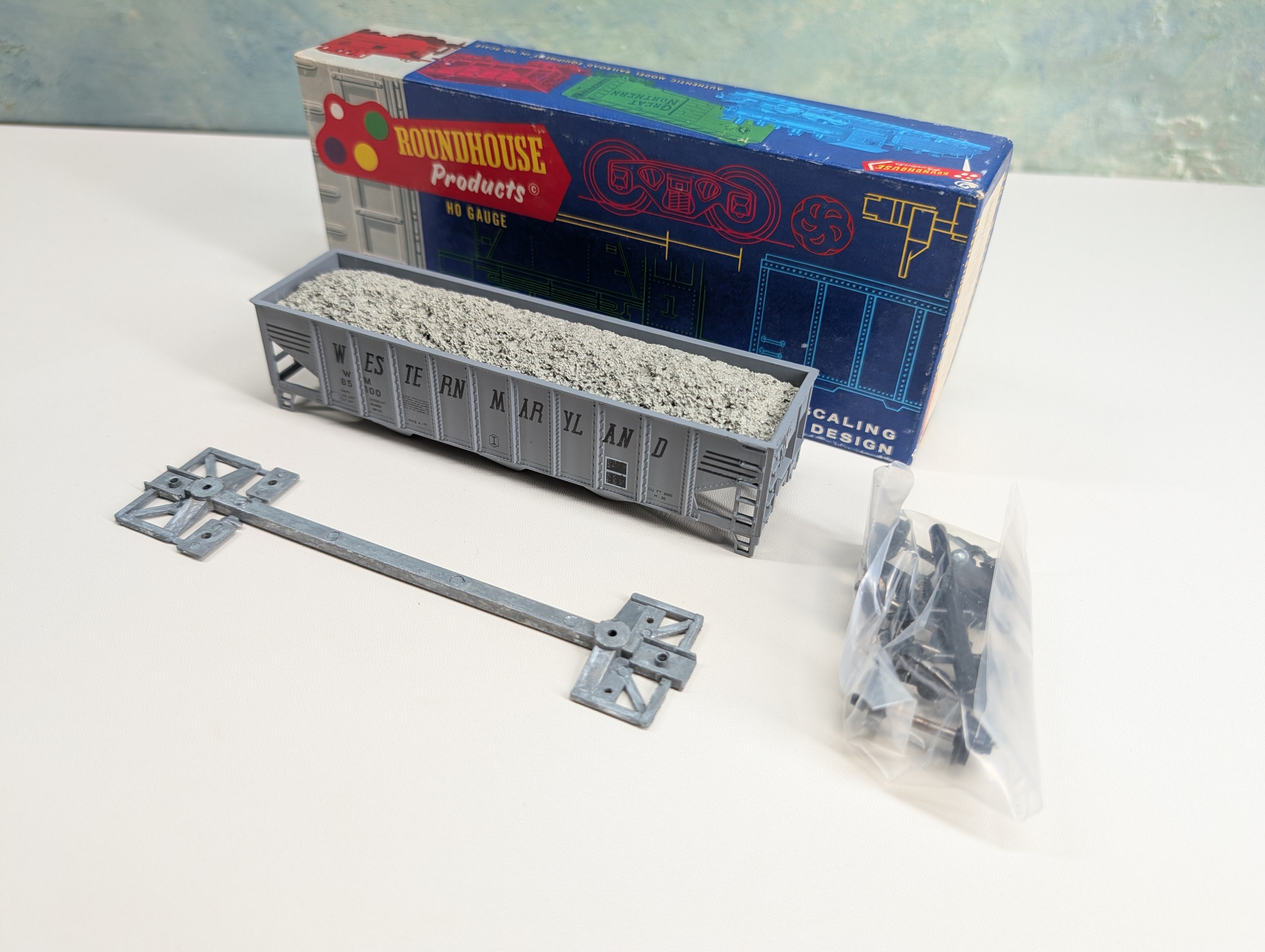 USED Roundhouse 1534 HO Scale 3 Bay Rib Side Hopper Western Maryland WM #85100 w/ Ballast Load KIT