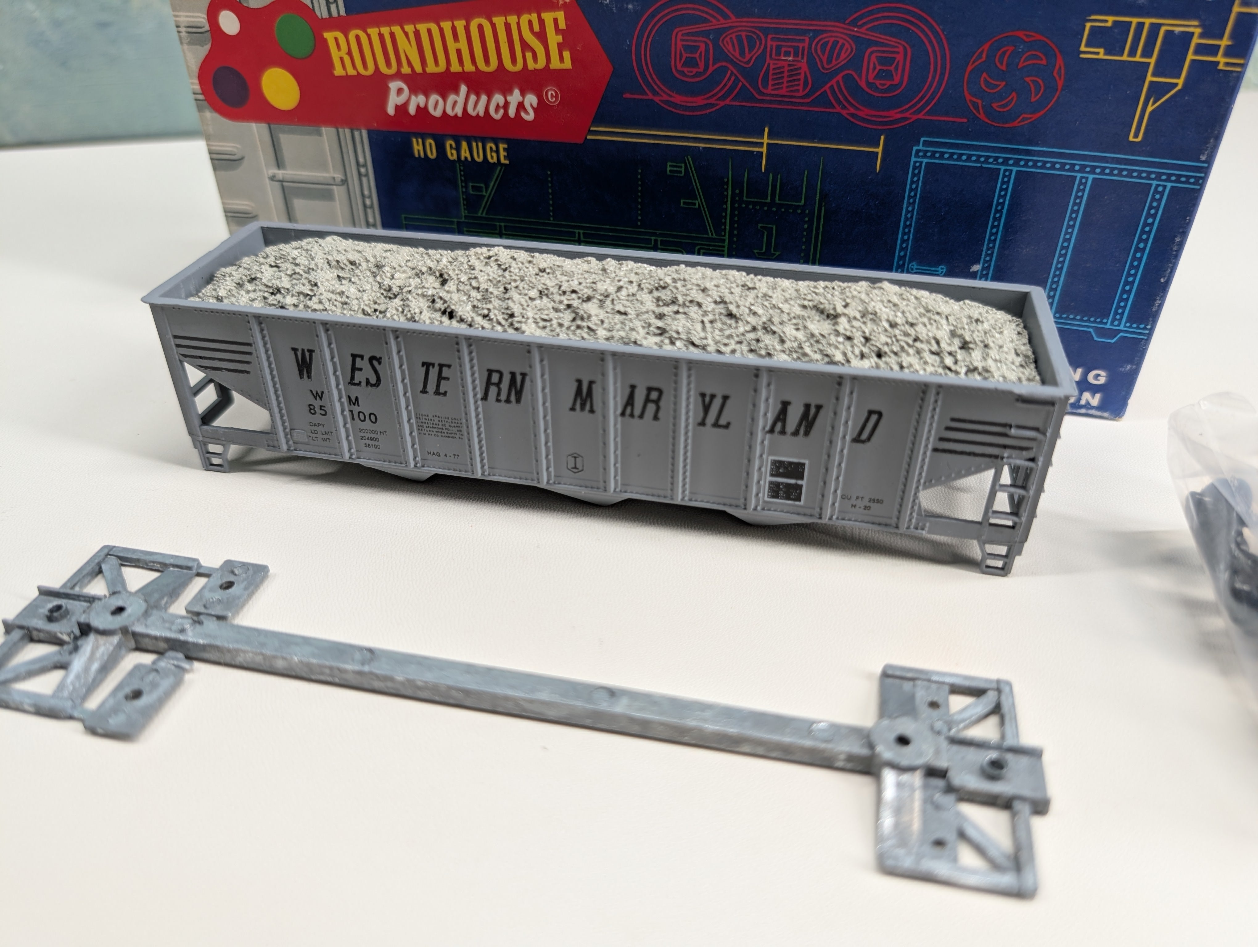 USED Roundhouse 1534 HO Scale 3 Bay Rib Side Hopper Western Maryland WM #85100 w/ Ballast Load KIT