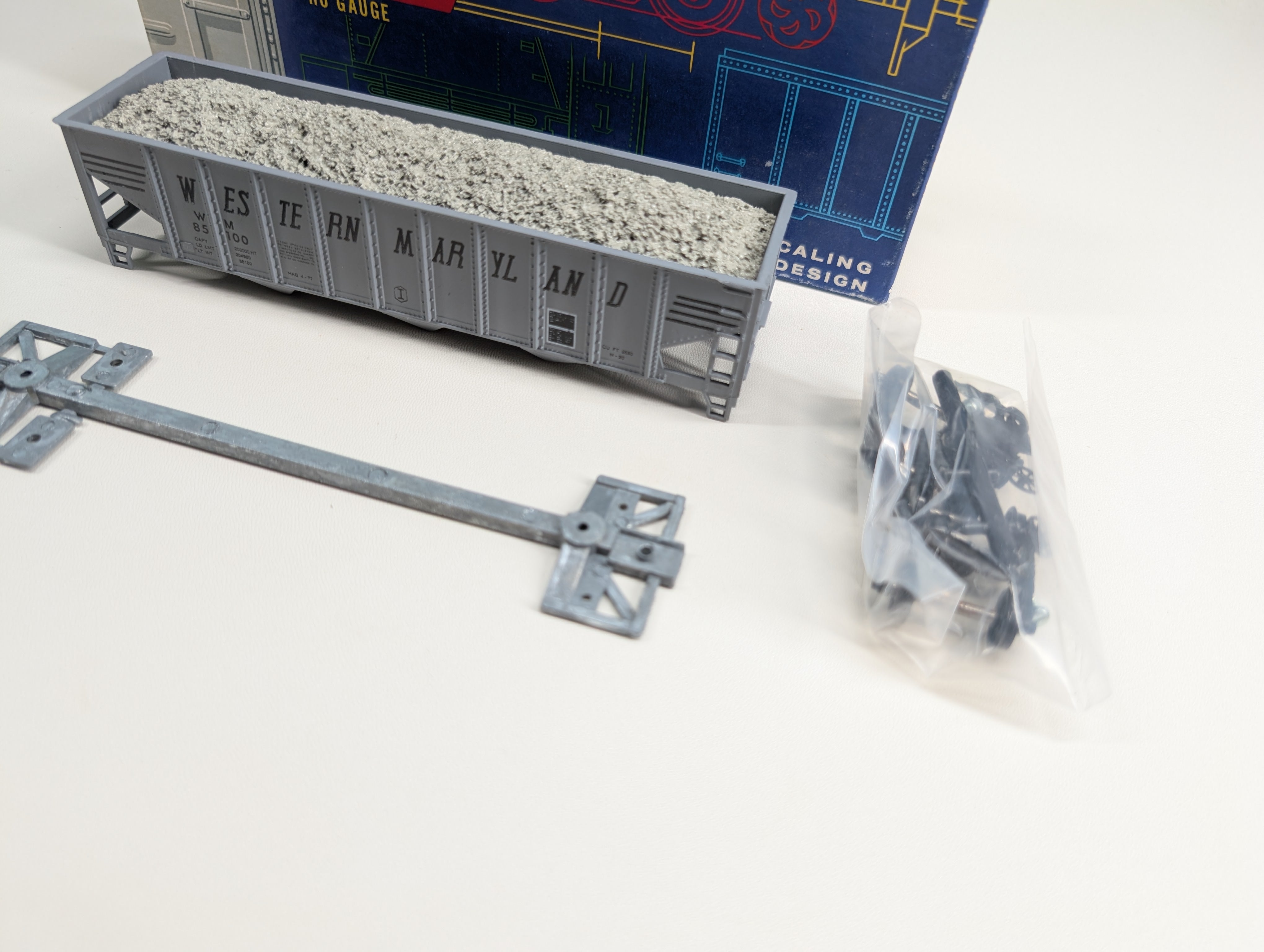USED Roundhouse 1534 HO Scale 3 Bay Rib Side Hopper Western Maryland WM #85100 w/ Ballast Load KIT