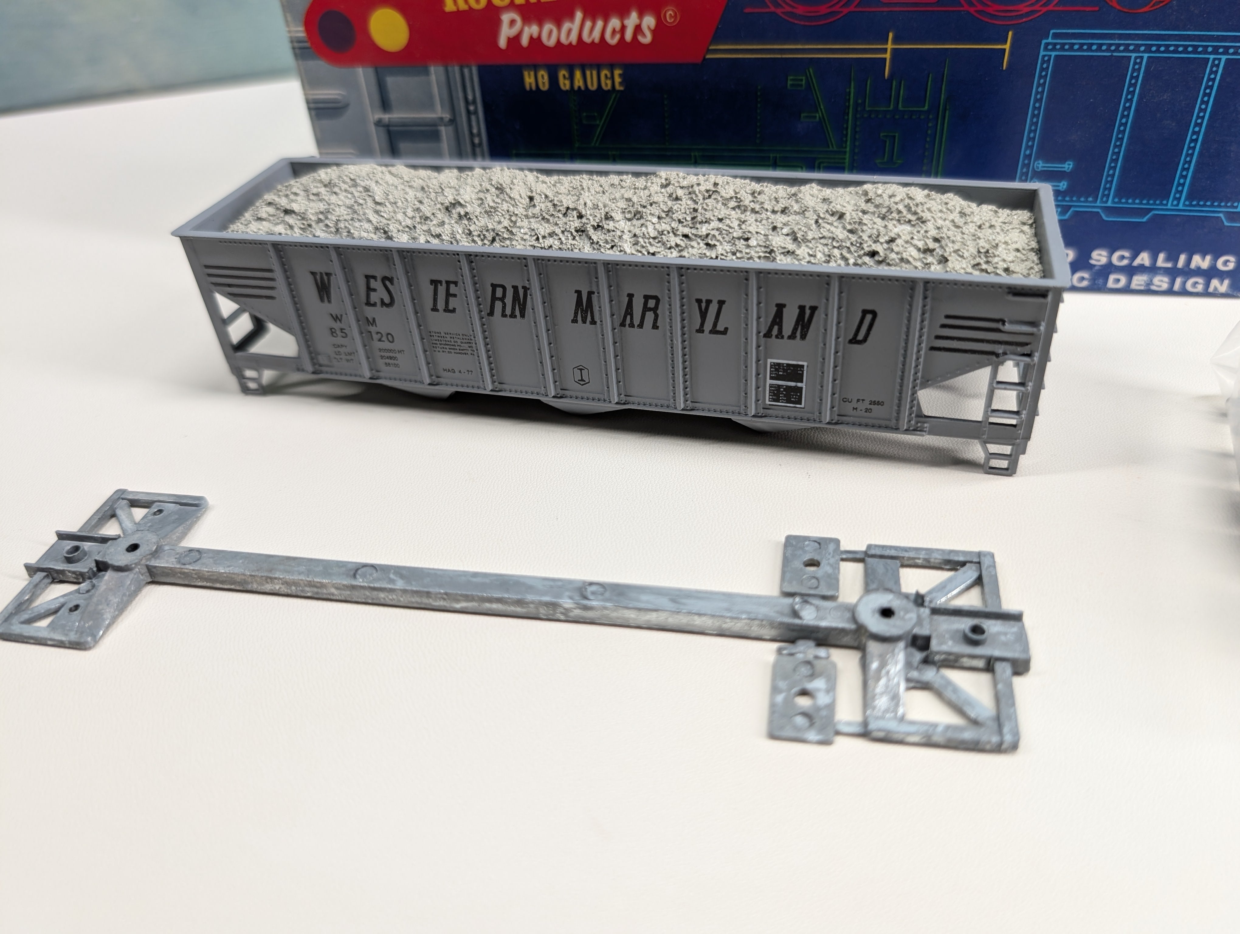 USED Roundhouse 1534 HO Scale 3 Bay Rib Side Hopper Western Maryland WM #85120 w/ Ballast Load KIT