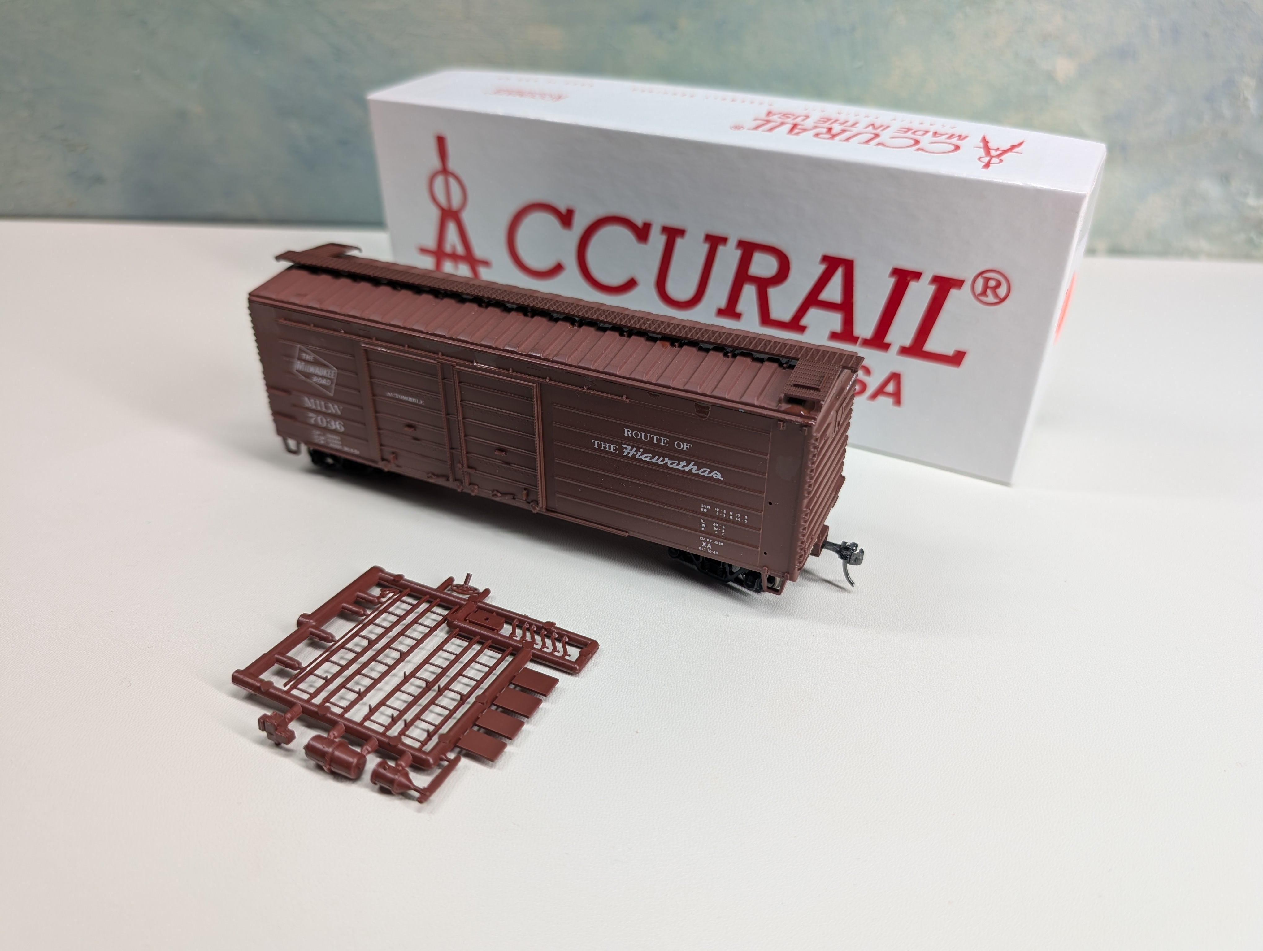 USED Accurail 3983 HO Scale 40' DD RS Box Car 58-67' Billboard Lettering Milwaukee Road MILW #7036 Metal Wheels