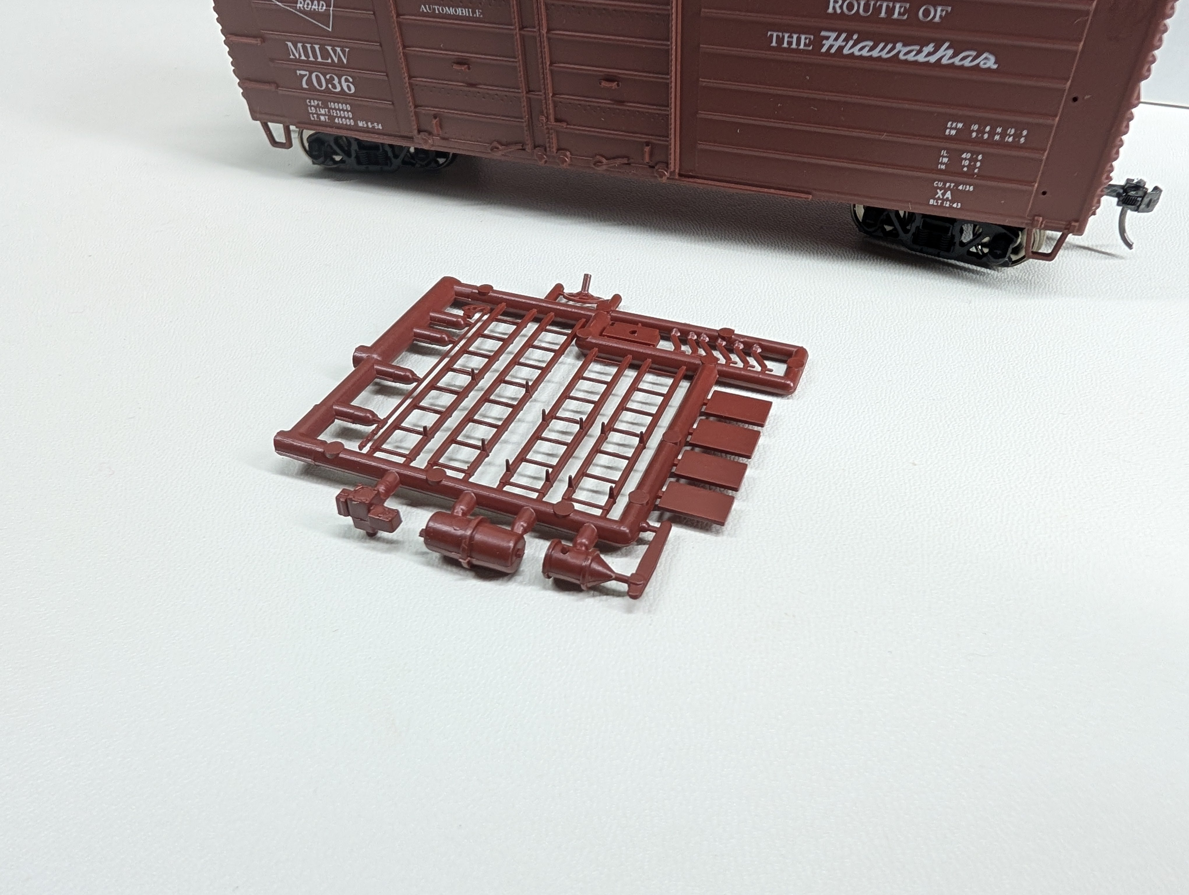 USED Accurail 3983 HO Scale 40' DD RS Box Car 58-67' Billboard Lettering Milwaukee Road MILW #7036 Metal Wheels