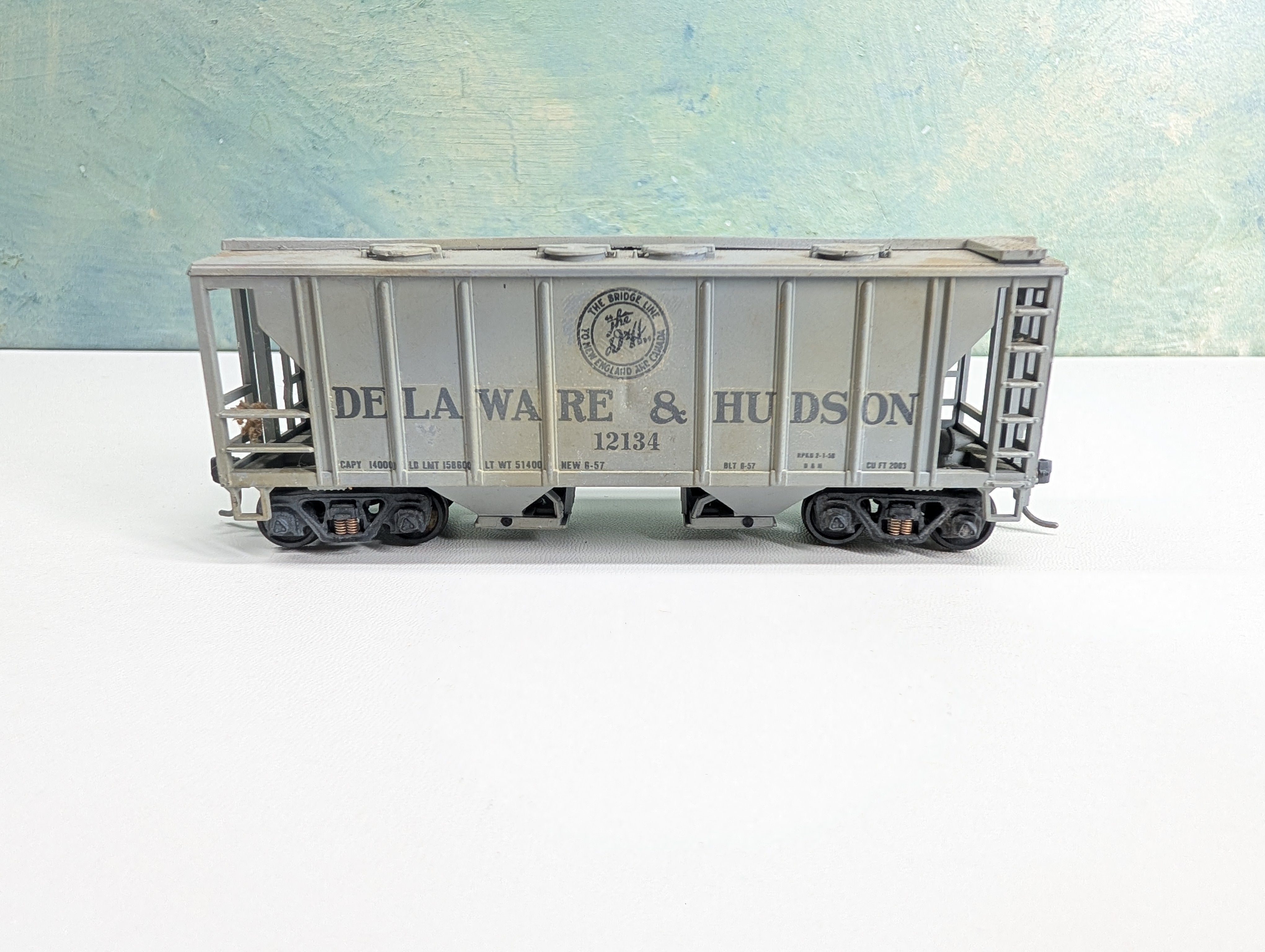 USED Roundhouse HO Scale 2 Bay Covered Hopper Delaware and Hudson D&H #12134 Custom Decals, Weathering, Metal Wheels