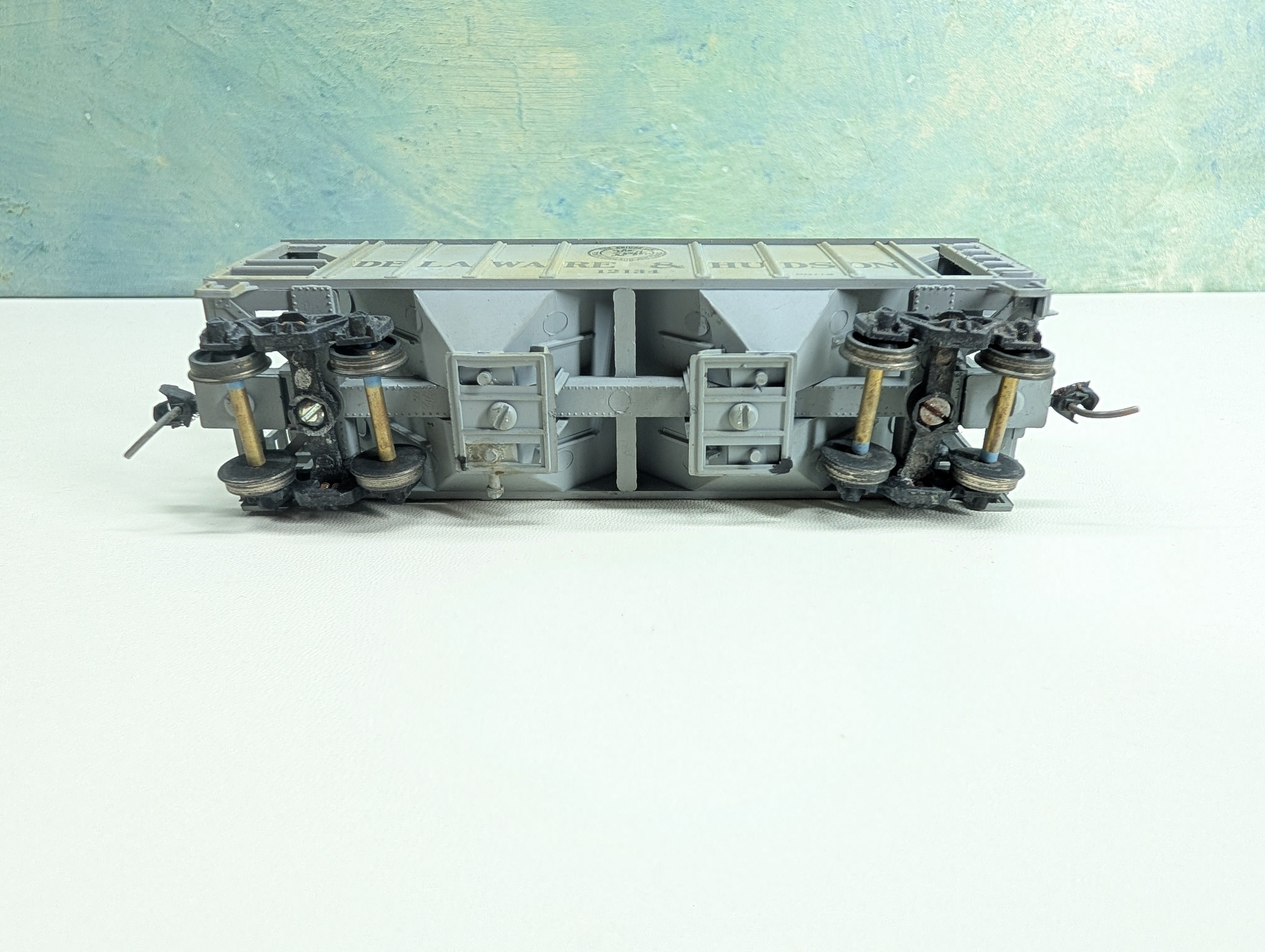 USED Roundhouse HO Scale 2 Bay Covered Hopper Delaware and Hudson D&H #12134 Custom Decals, Weathering, Metal Wheels