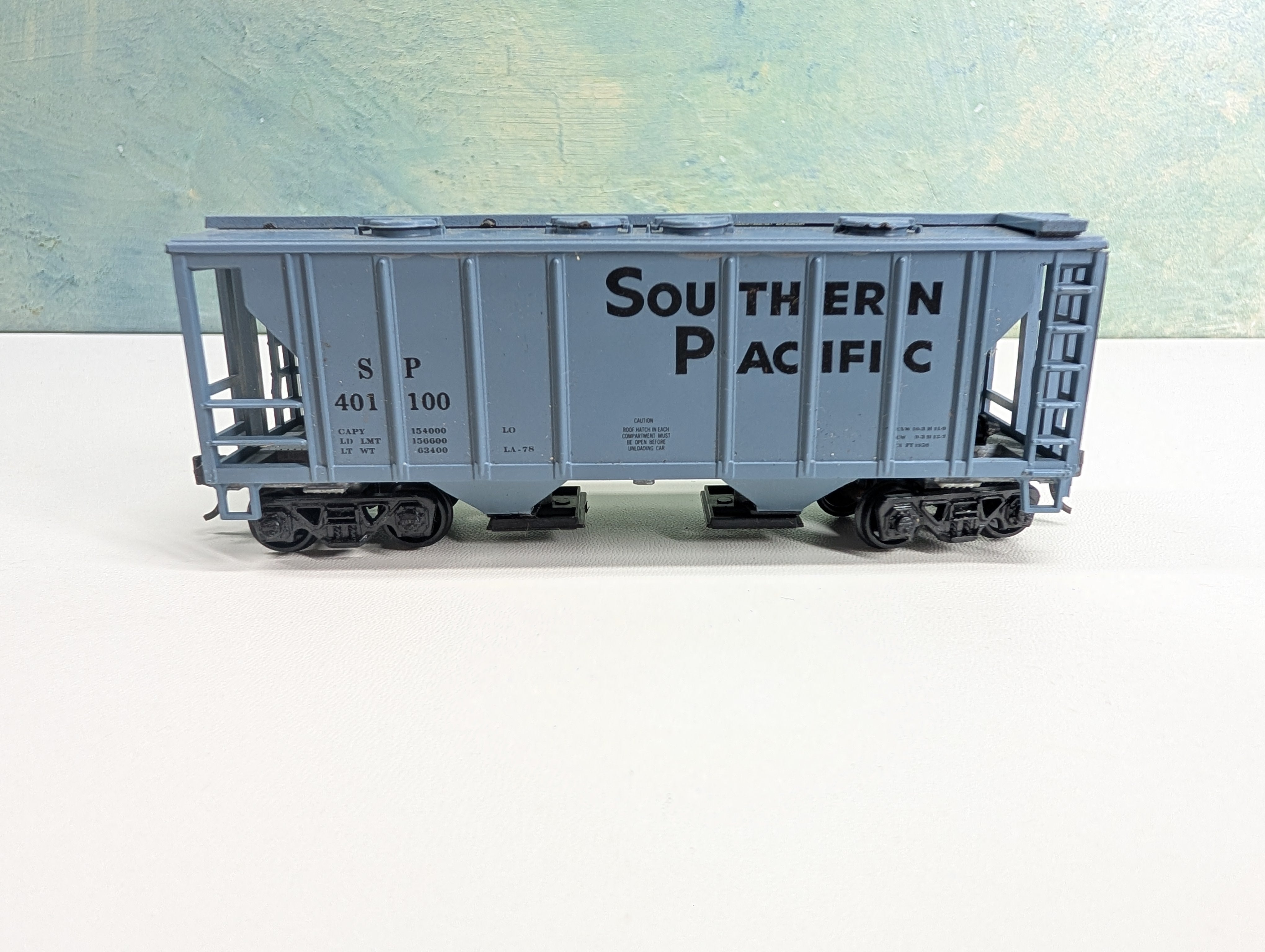 USED Roundhouse HO Scale 2 Bay Covered Hopper Southern Pacific SP #401100