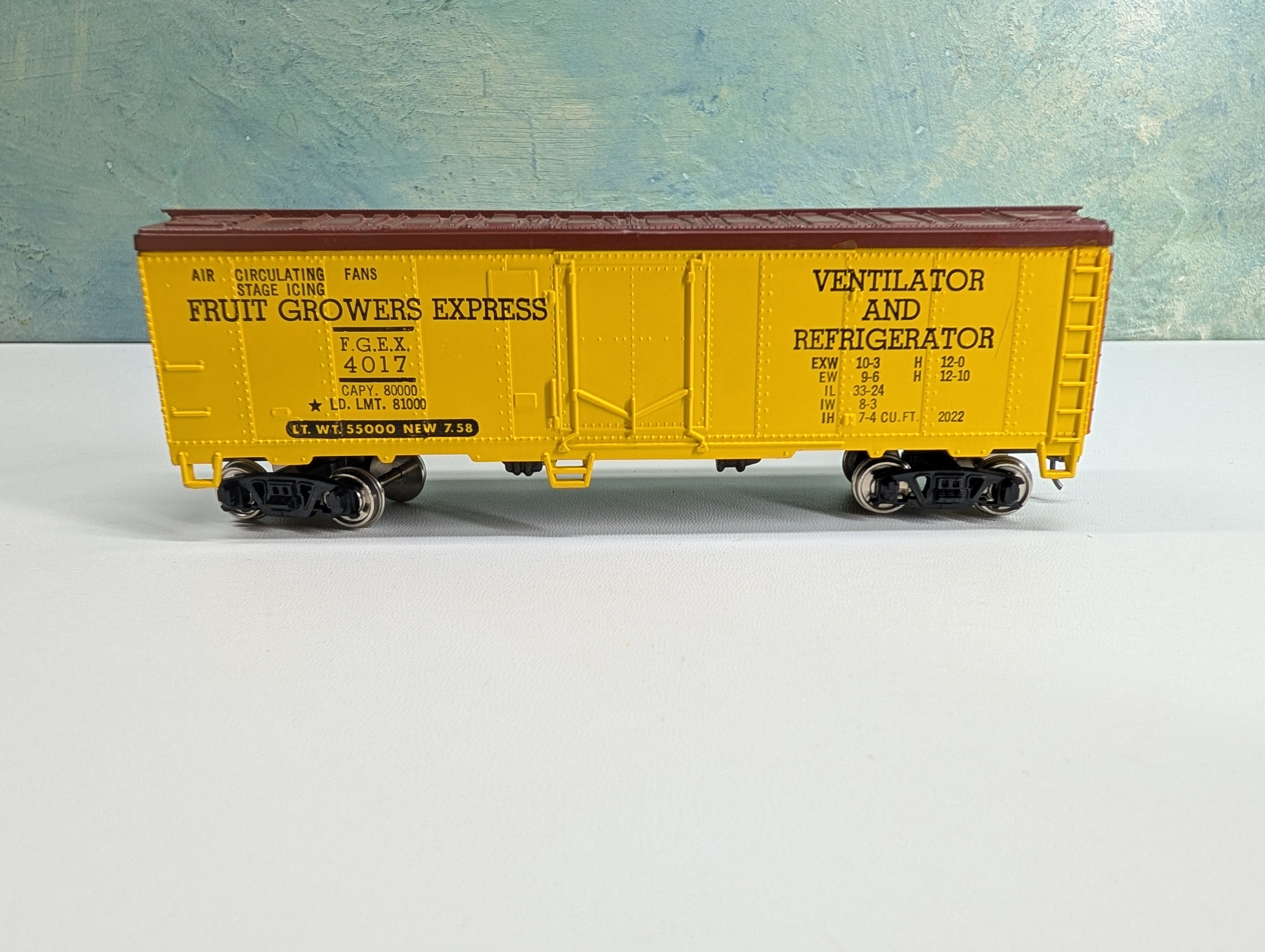 USED Revell HO Scale 40' Reefer Fruit Growers Express FGEX #4017 Metal Wheels