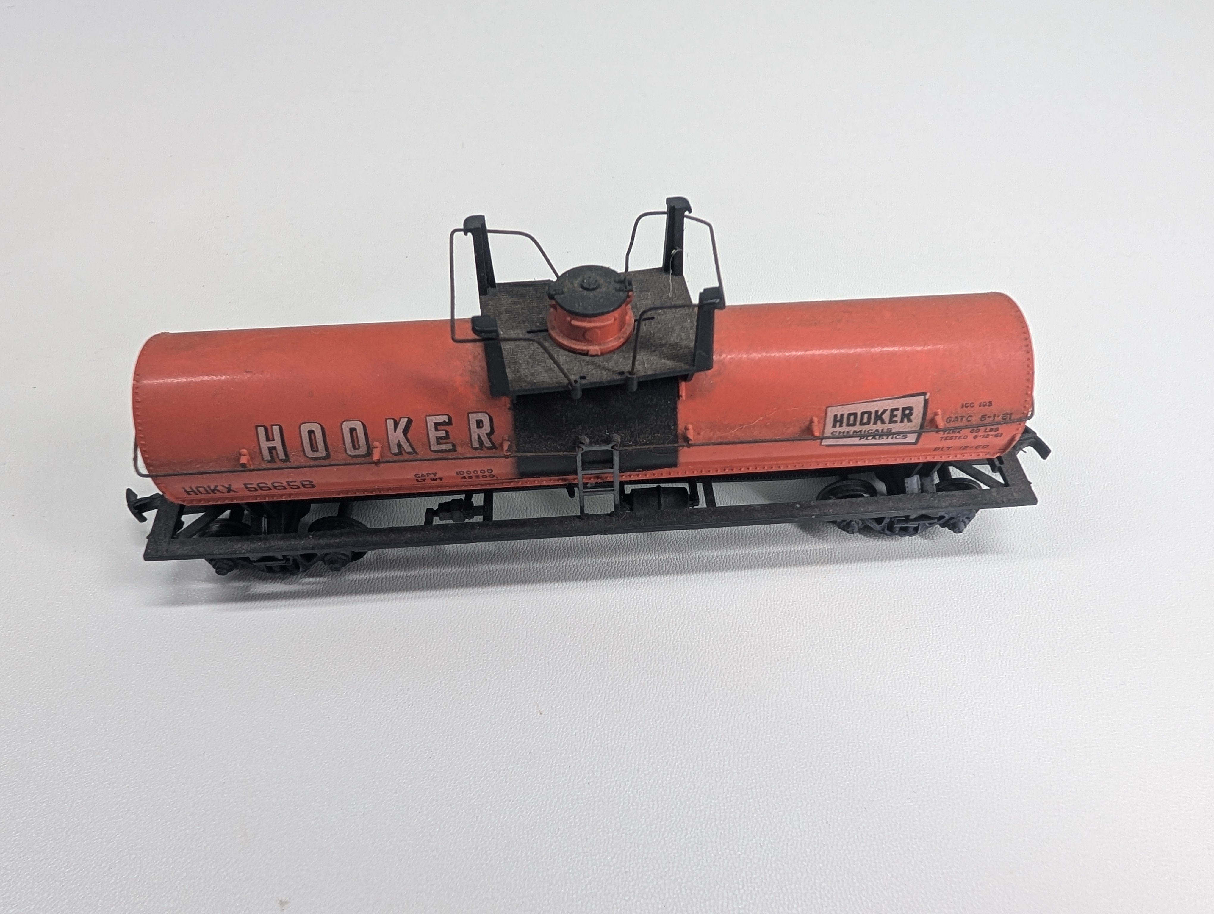 USED Athearn HO Scale Single Dome Chemical Tank Car Hooker HOKX #56656 Metal Wheels