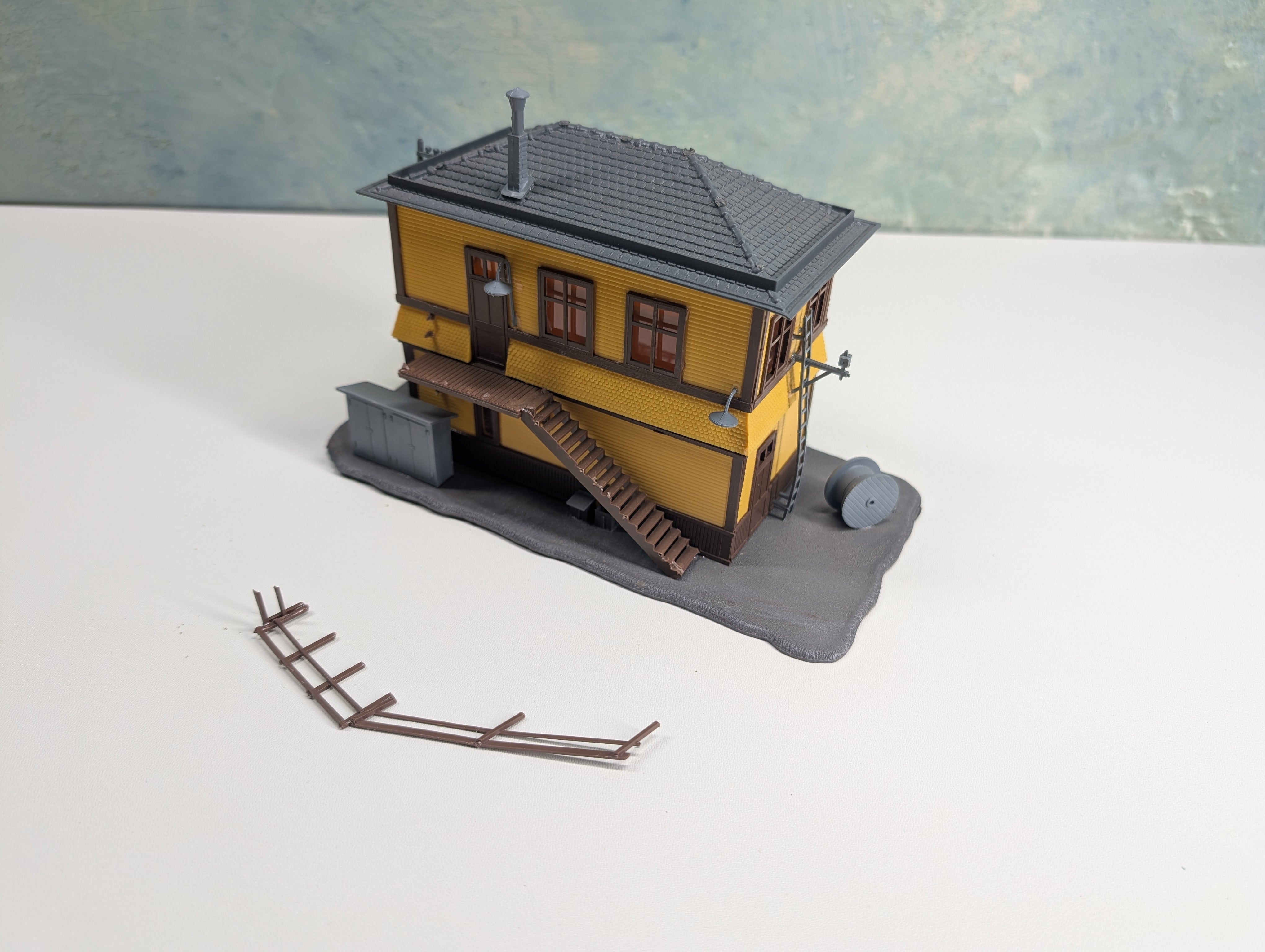USED Tyco HO Scale Yellow Interlocking Tower