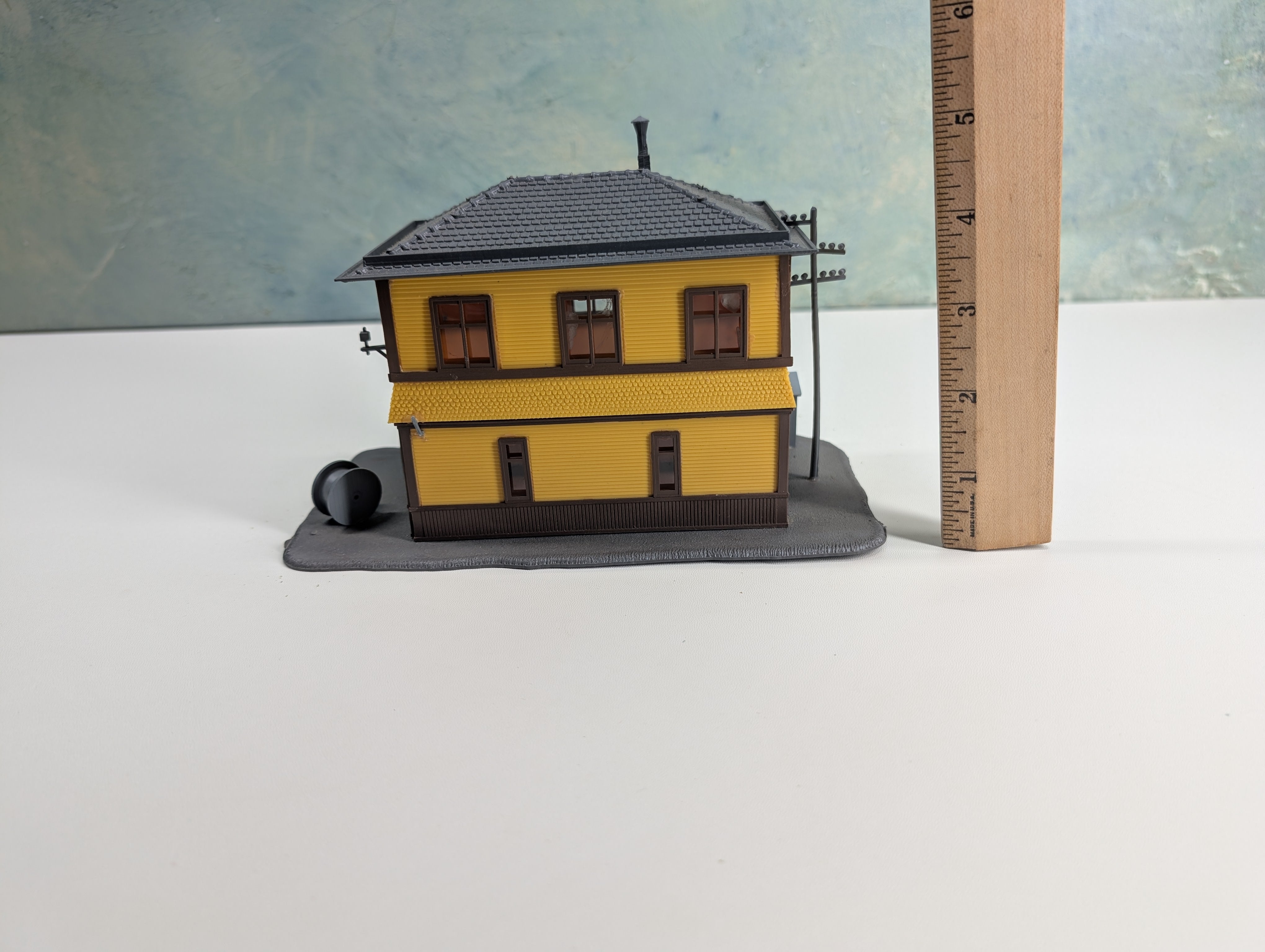 USED Tyco HO Scale Yellow Interlocking Tower