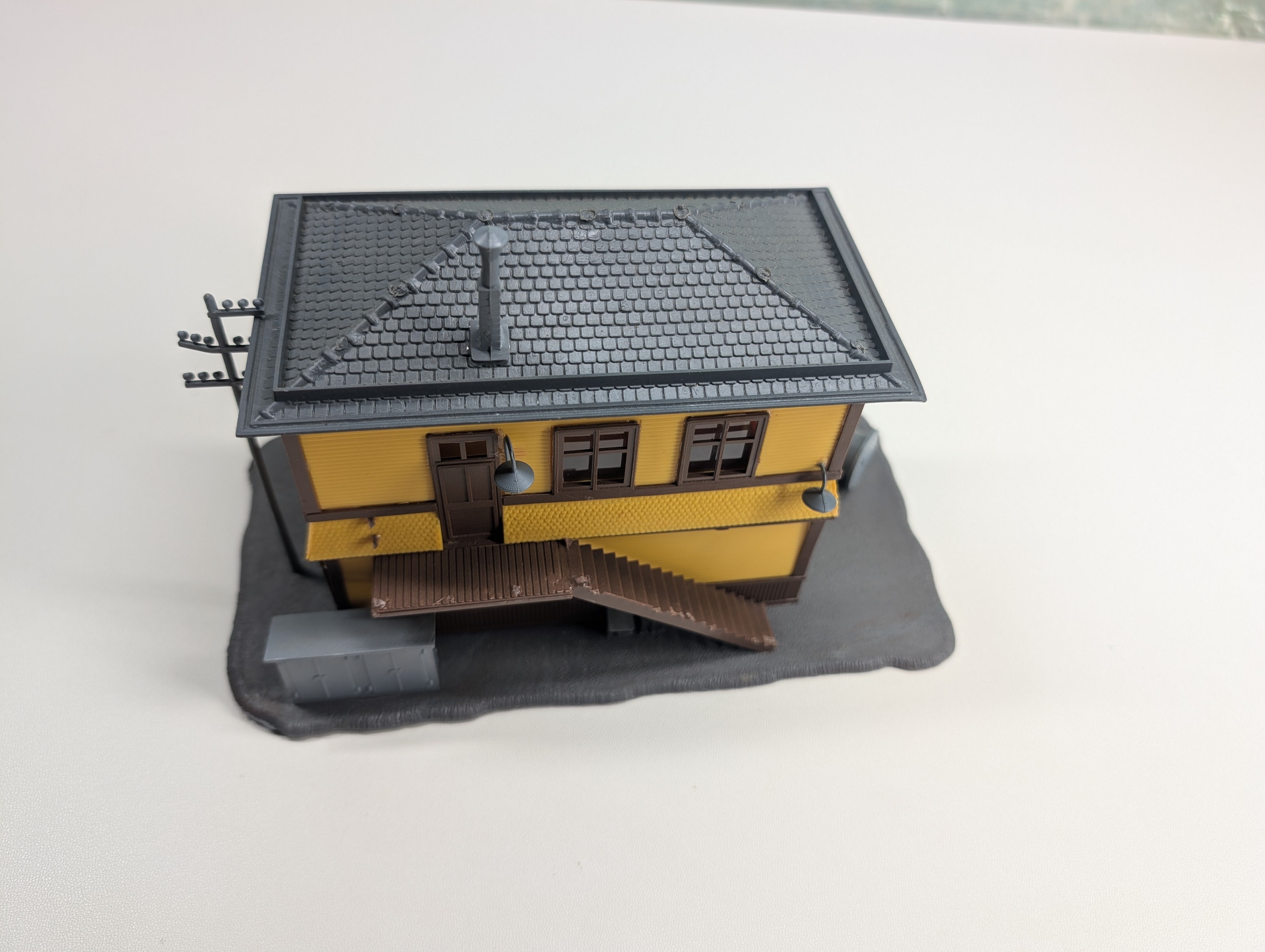 USED Tyco HO Scale Yellow Interlocking Tower