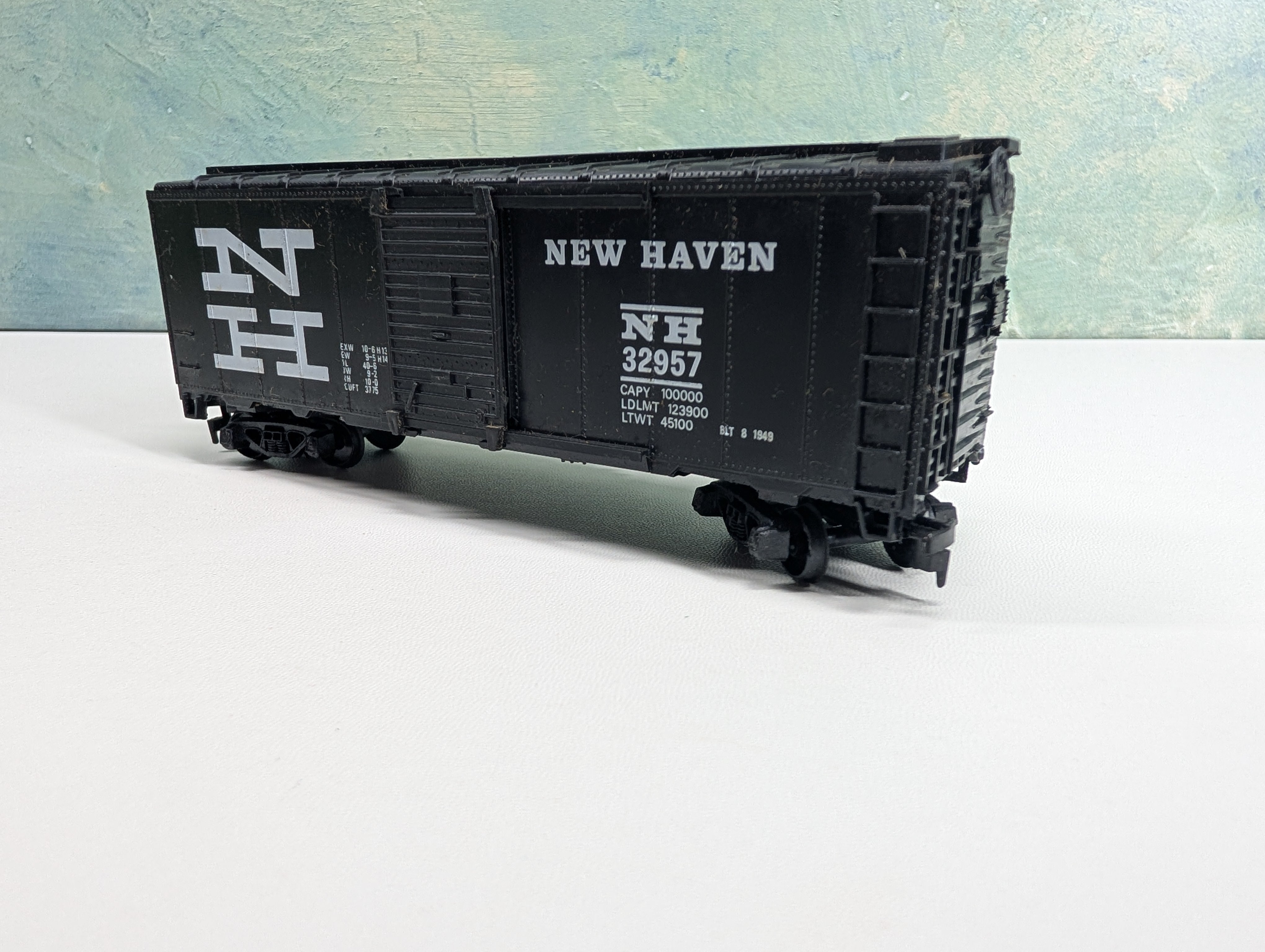 USED HO Scale 40' Box Car New Haven NH #32957