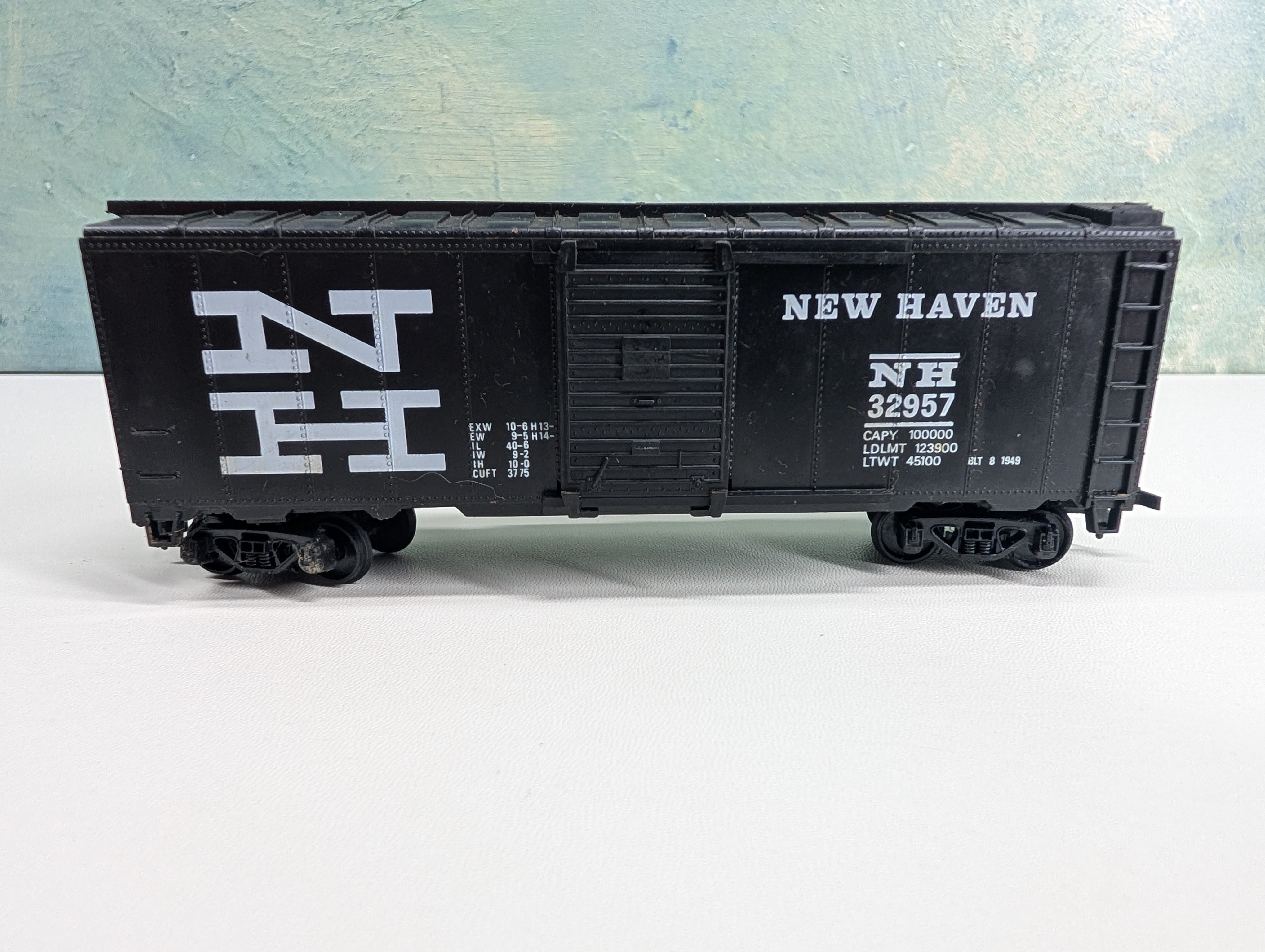 USED HO Scale 40' Box Car New Haven NH #32957