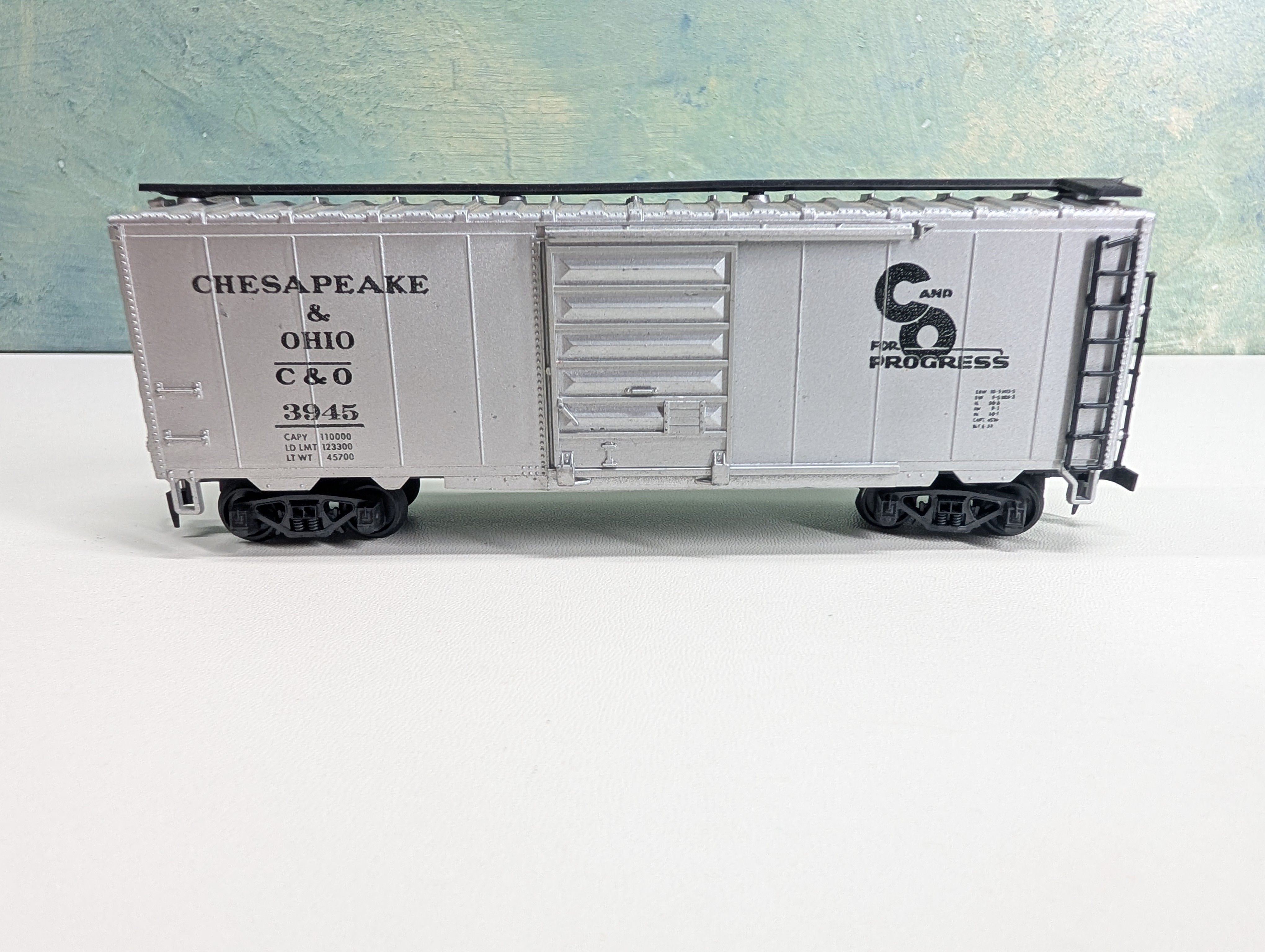 USED ROCO HO Scale 40' Box Car Chesapeake and Ohio C&O #3945