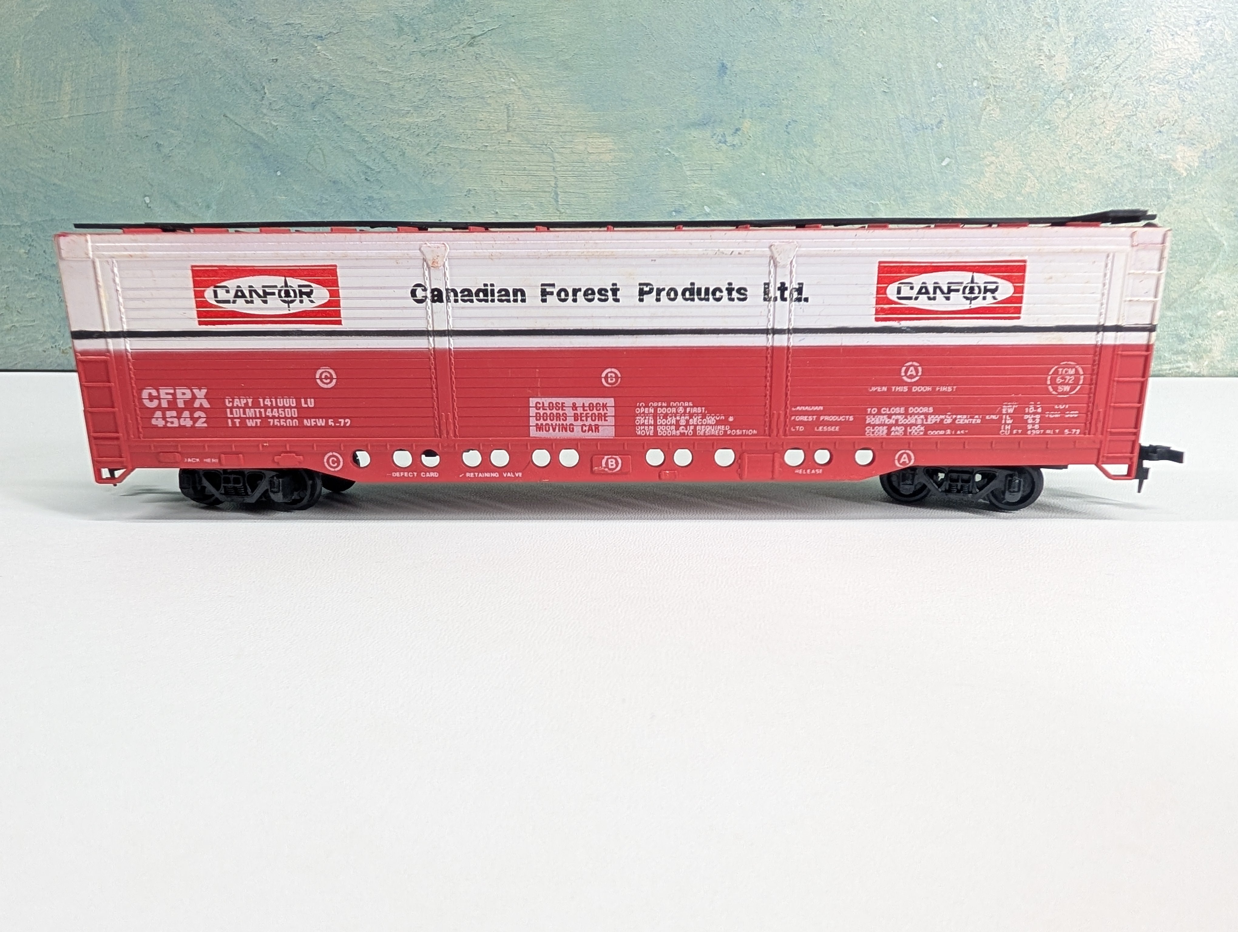 USED HO Scale All Door Box Car Canfor CFPX #4542