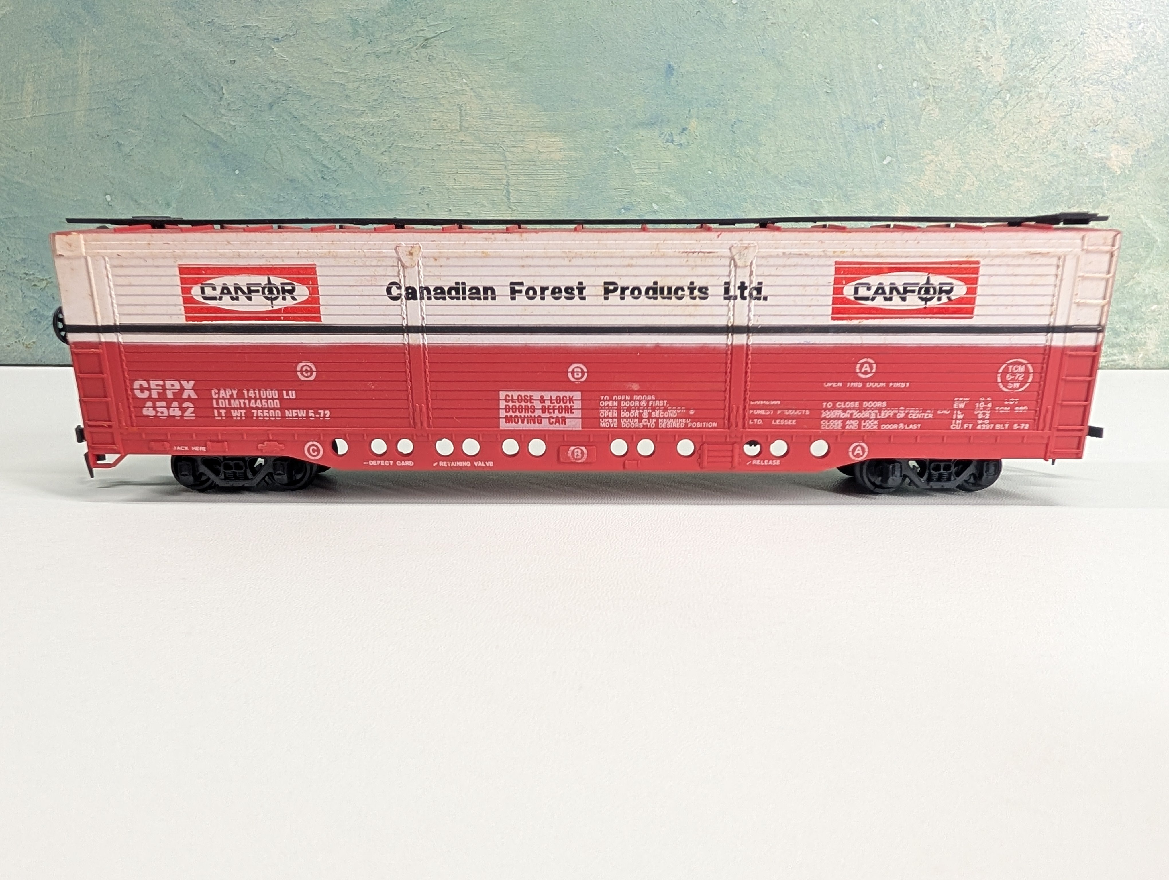 USED HO Scale All Door Box Car Canfor CFPX #4542