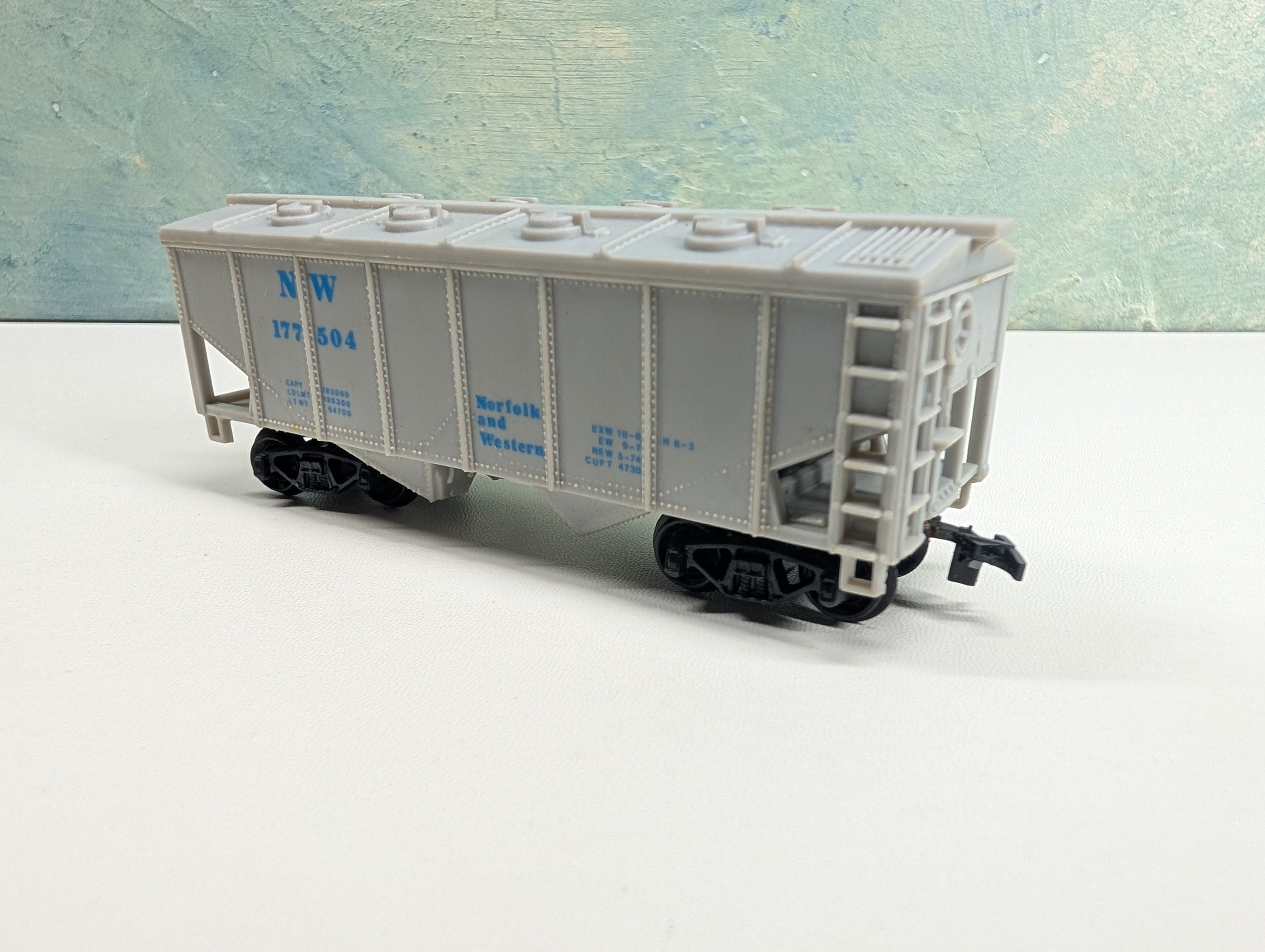 USED HO Scale 2 Bay Covered Hopper Norfolk & Western NW #177504