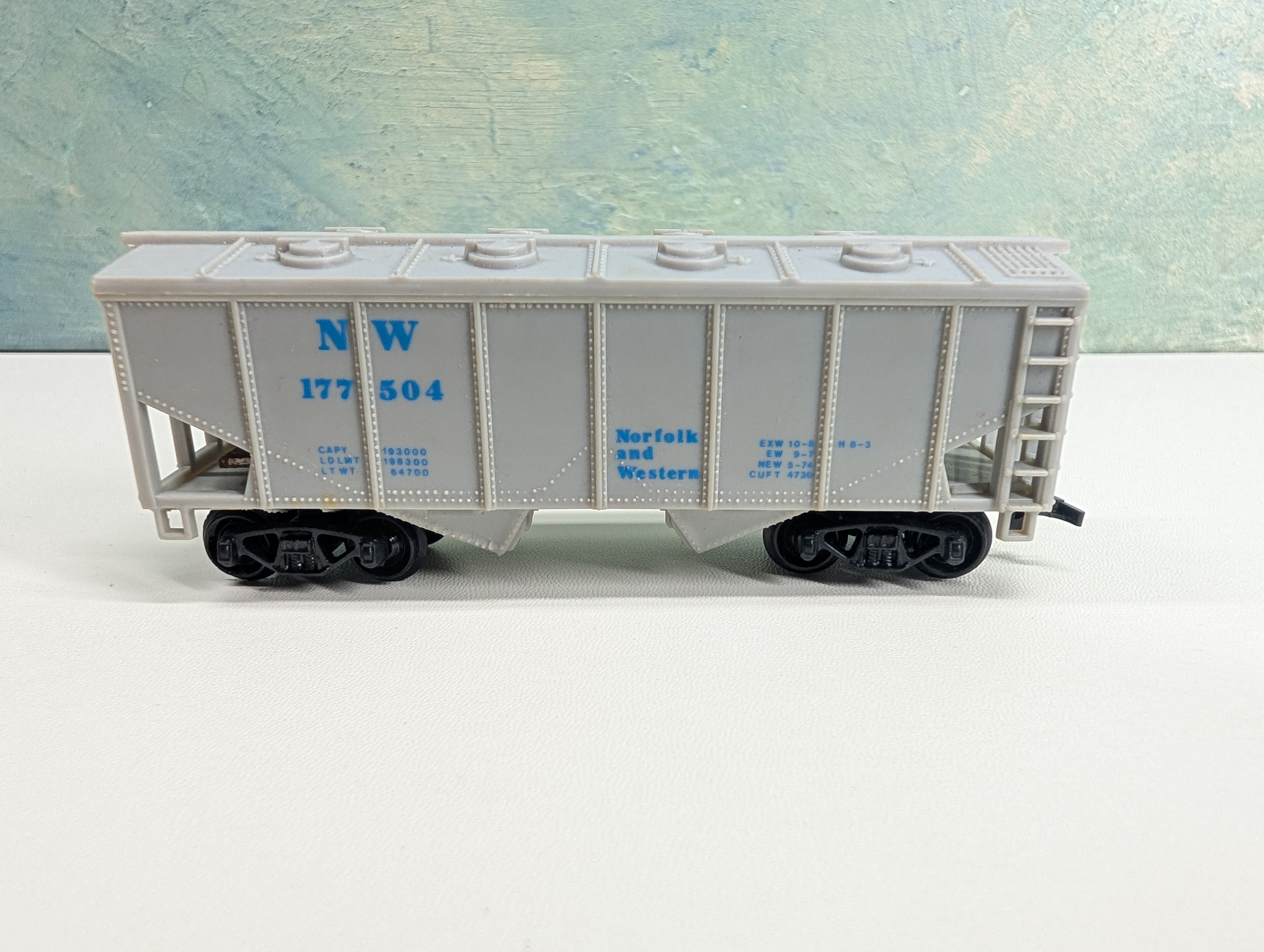 USED HO Scale 2 Bay Covered Hopper Norfolk & Western NW #177504