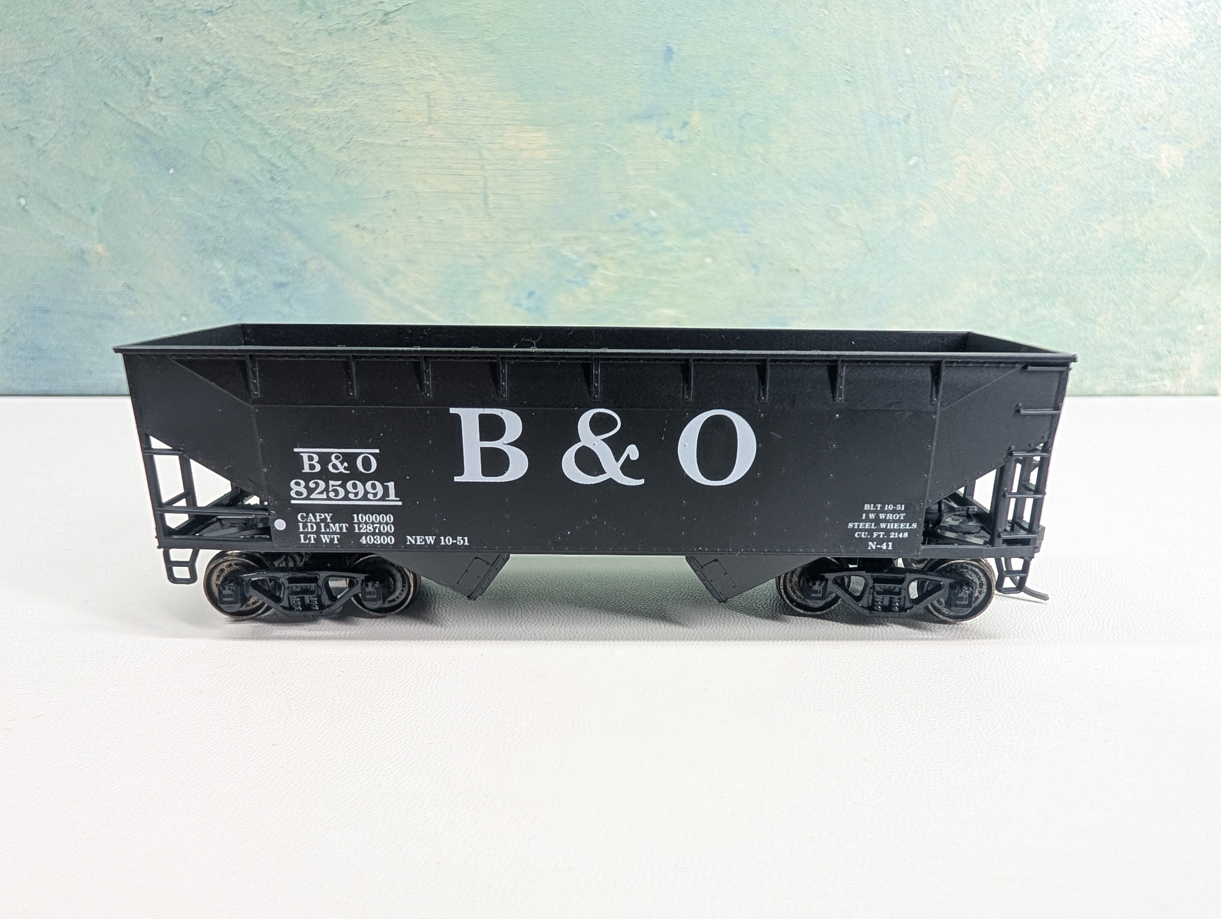 USED Athearn HO Scale 34' Offset 2 Bay Hopper Baltimore and Ohio B&O #825991 Metal Wheels