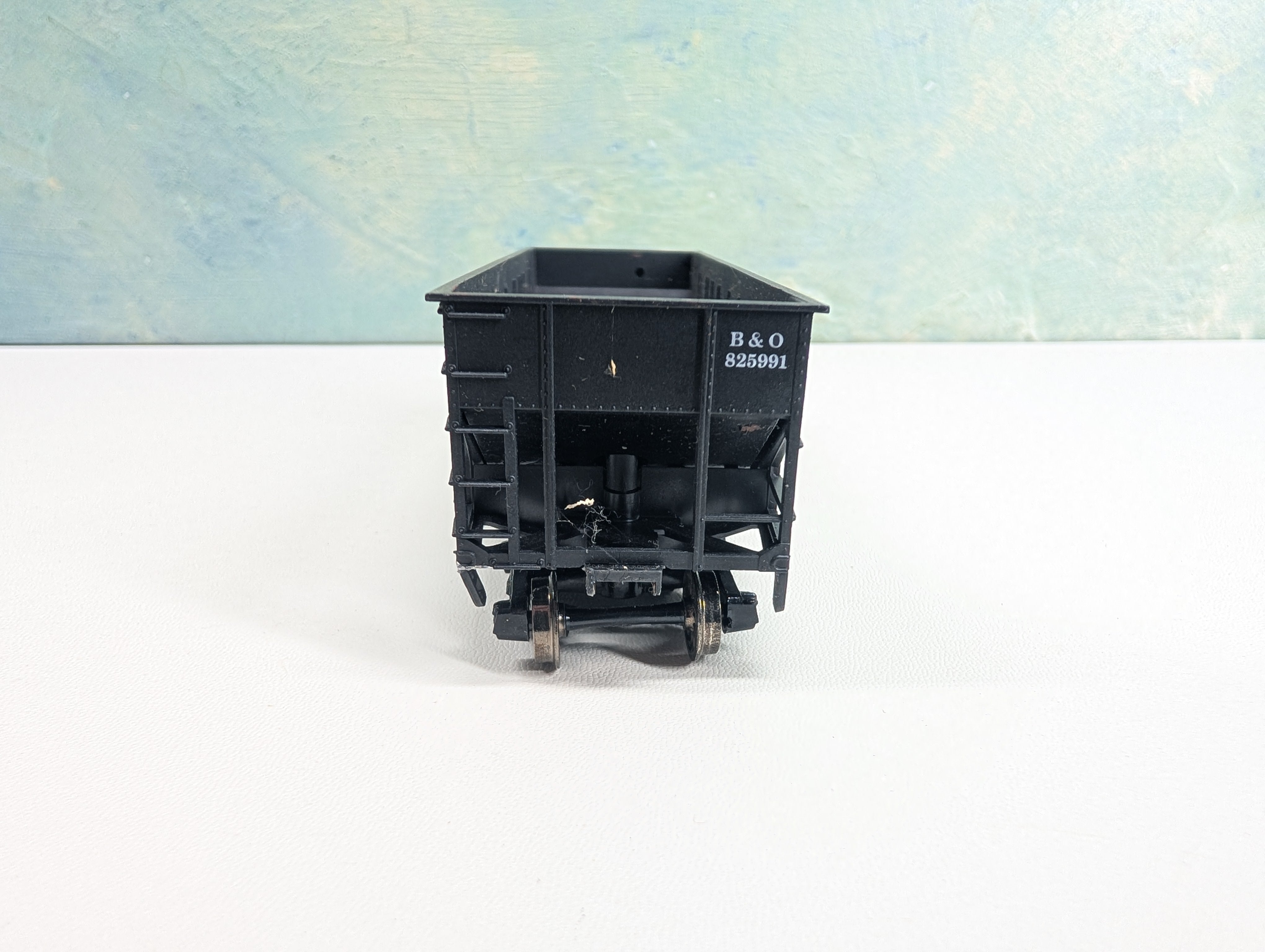 USED Athearn HO Scale 34' Offset 2 Bay Hopper Baltimore and Ohio B&O #825991 Metal Wheels