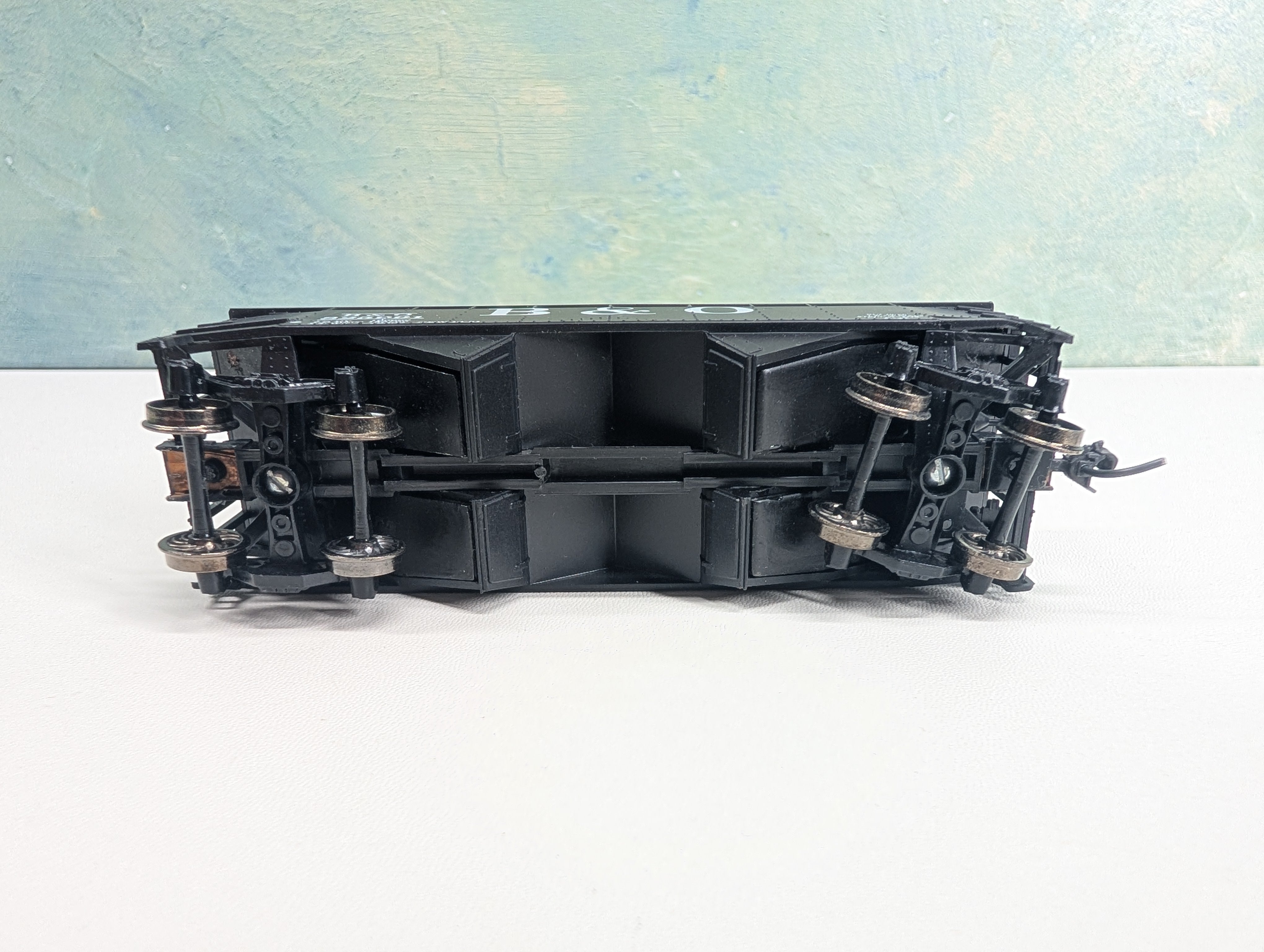 USED Athearn HO Scale 34' Offset 2 Bay Hopper Baltimore and Ohio B&O #825991 Metal Wheels